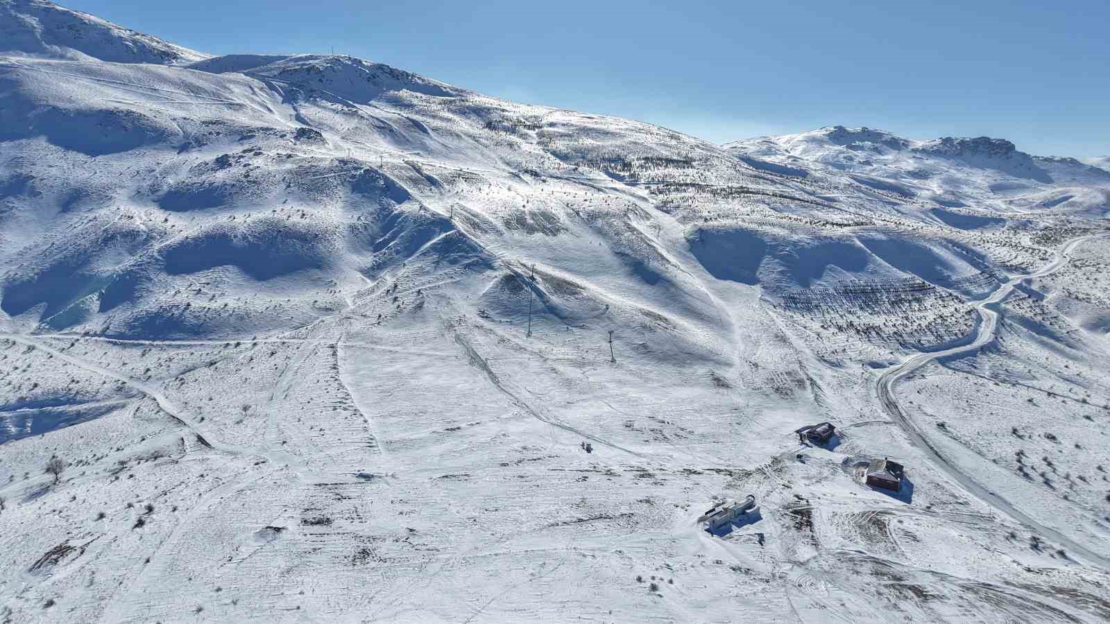 Türkiye’nin göl manzaralı kayak tesisine, fırtına engeli

