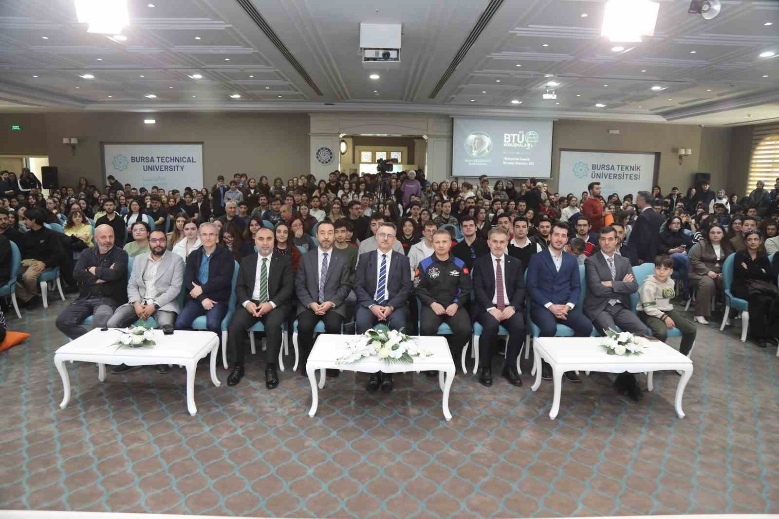 Türkiye’nin ilk astronotu Alper Gezeravcı BTÜ öğrencileriyle buluştu
