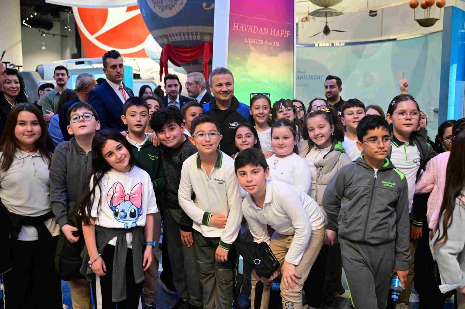 Türkiye’nin ilk astronotu Gezeravcı, GUHEM’de uzay yolculuğunu anlattı
