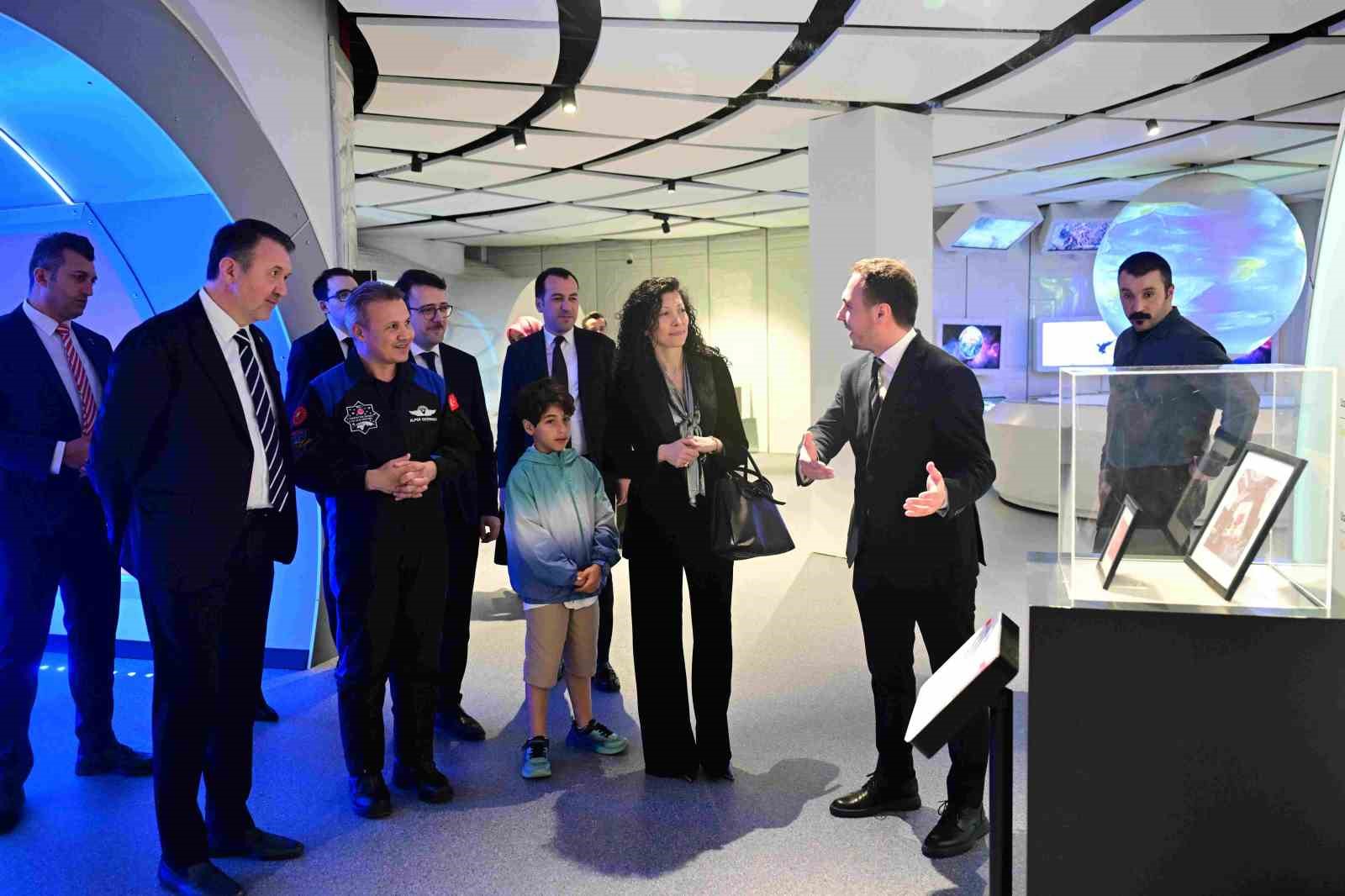 Türkiye’nin ilk astronotu Gezeravcı, GUHEM’de uzay yolculuğunu anlattı
