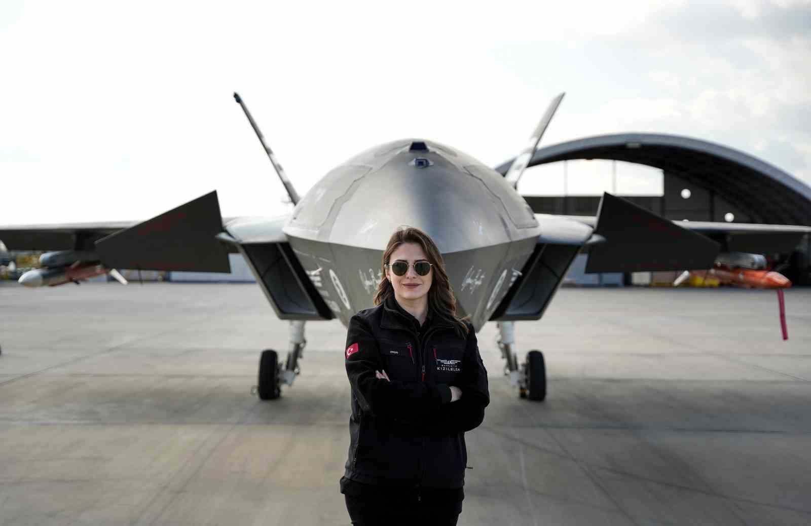 Türkiye’nin ilk insansız savaş uçağı KIZILELMA’nın kadın pilotu
