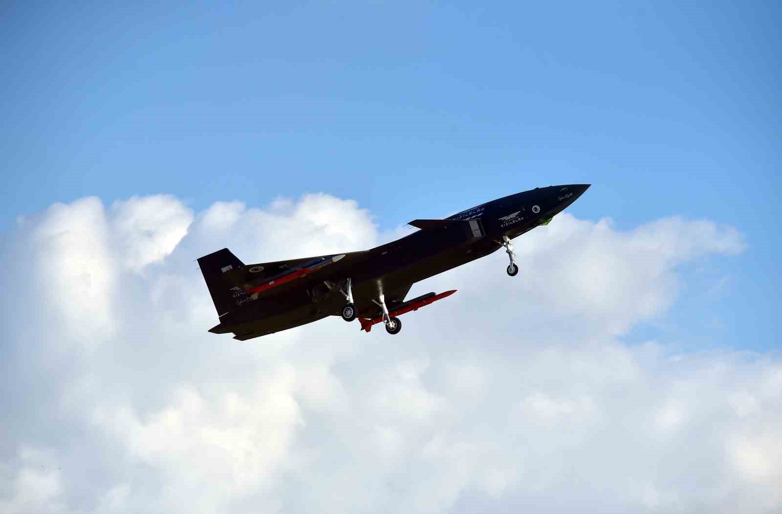 Türkiye’nin ilk insansız savaş uçağı KIZILELMA’nın kadın pilotu
