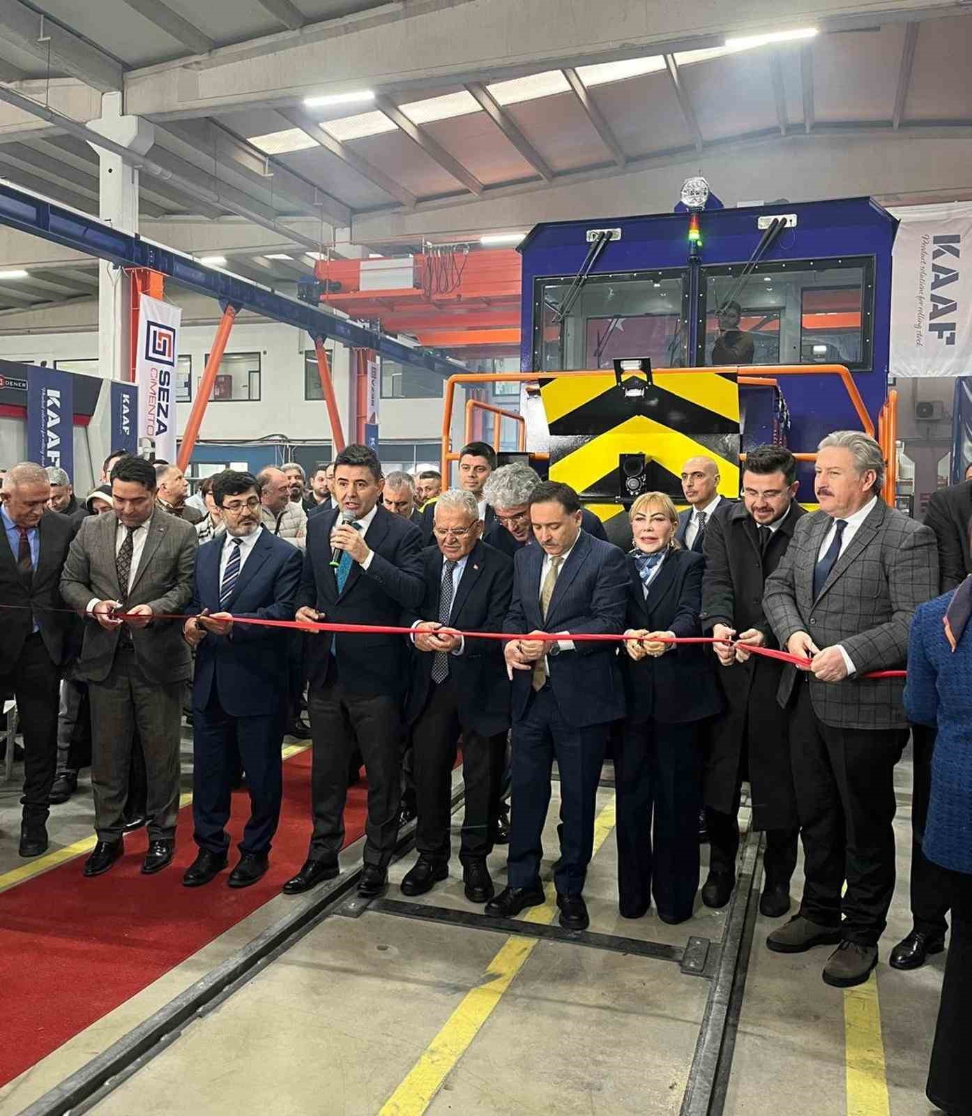 Türkiye’nin ilk yerli ve milli bataryalı manevra lokomotifini Seza Çimento aldı
Türkiye’nin ilk yerli ve milli bataryalı manevra lokomotifini Seza Çimento aldı