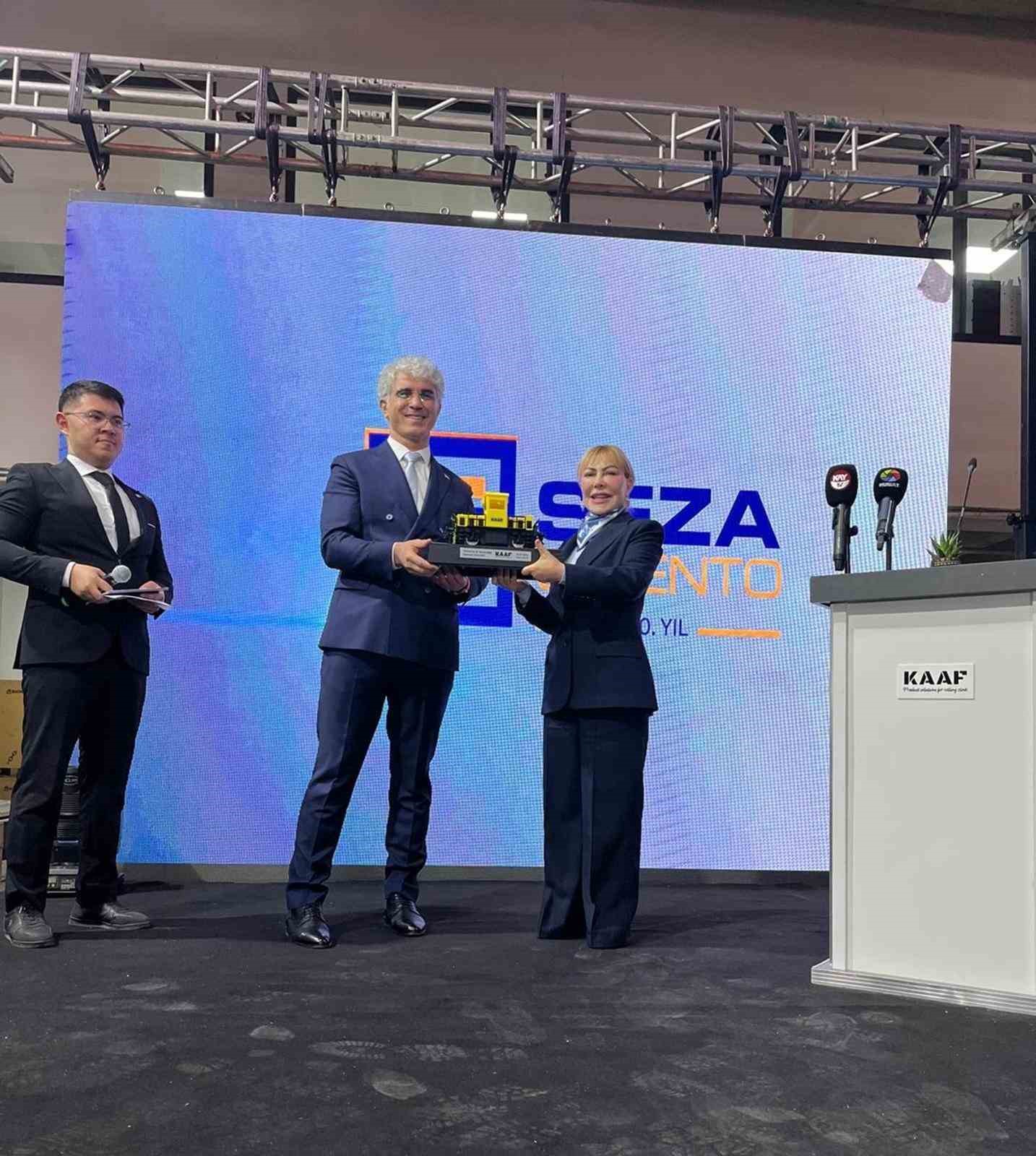 Türkiye’nin ilk yerli ve milli bataryalı manevra lokomotifini Seza Çimento aldı
Türkiye’nin ilk yerli ve milli bataryalı manevra lokomotifini Seza Çimento aldı