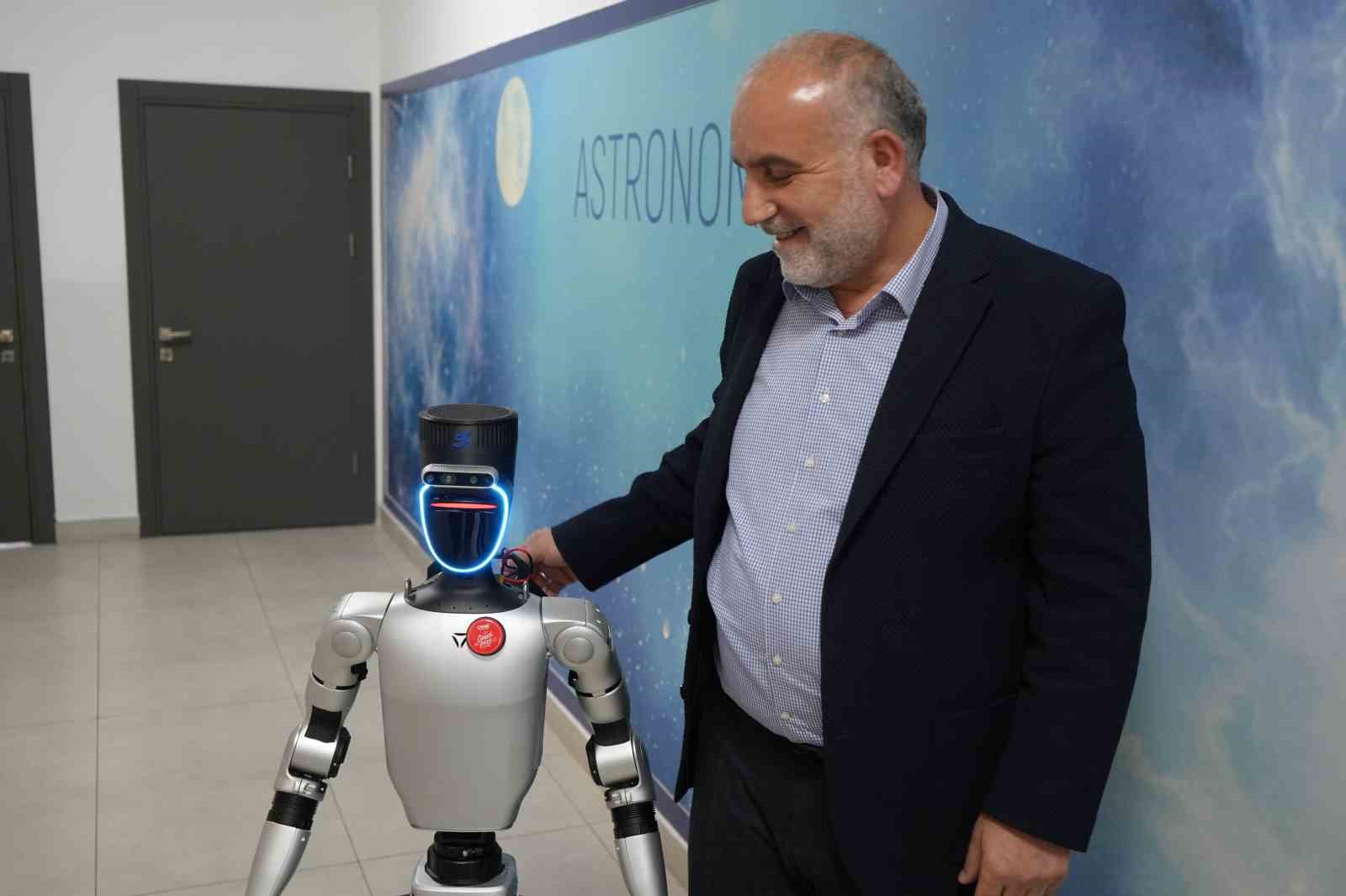 Türkiye’nin nüfusa kaydedilen ilk robotu şimdi de işe başladı
