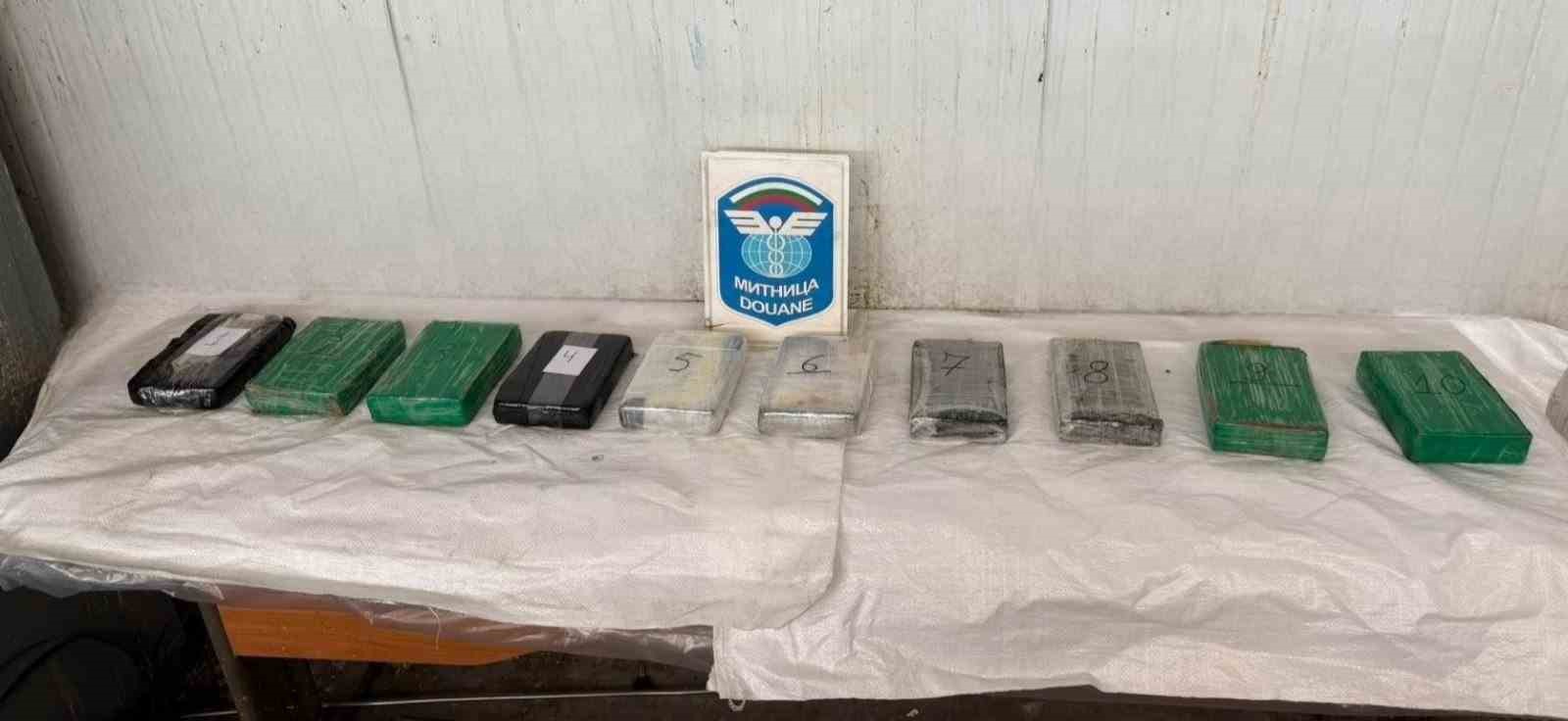 Türkiye’ye sokulmak istenen 11 kilo 180 gram kokain ve 5 kilo altın sınırda yakalandı
