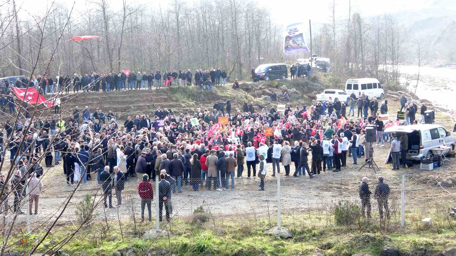 Türkülere konu olan Gelevera Deresi kenarına yapılması planlanan çöp depolama alanına tepki
