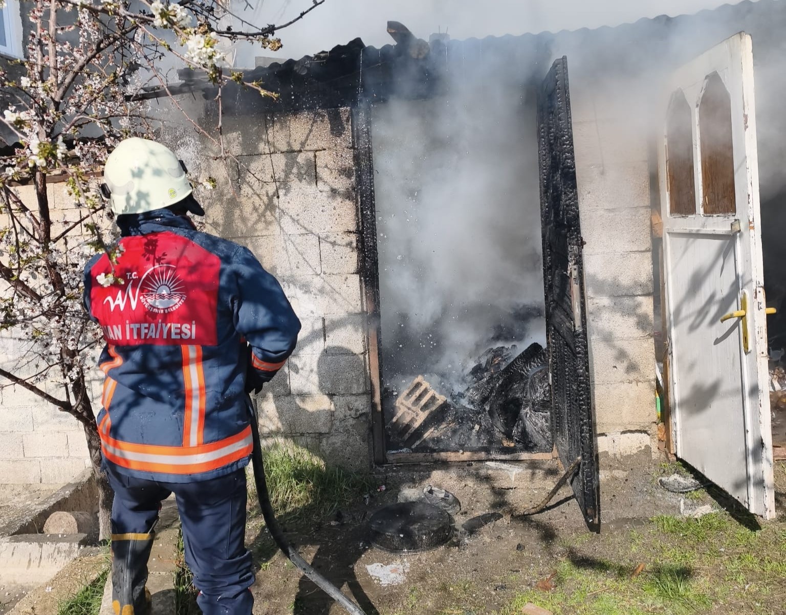 Tuşba’da odunluk yangını
