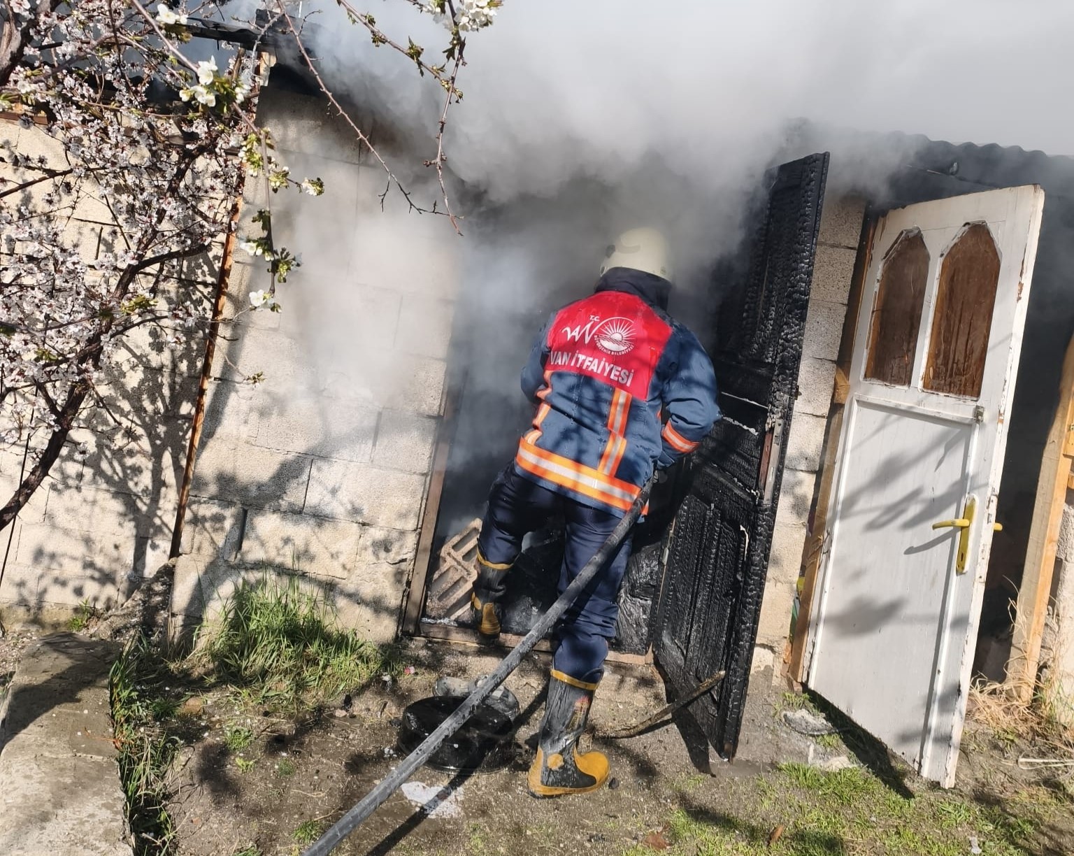 Tuşba’da odunluk yangını
