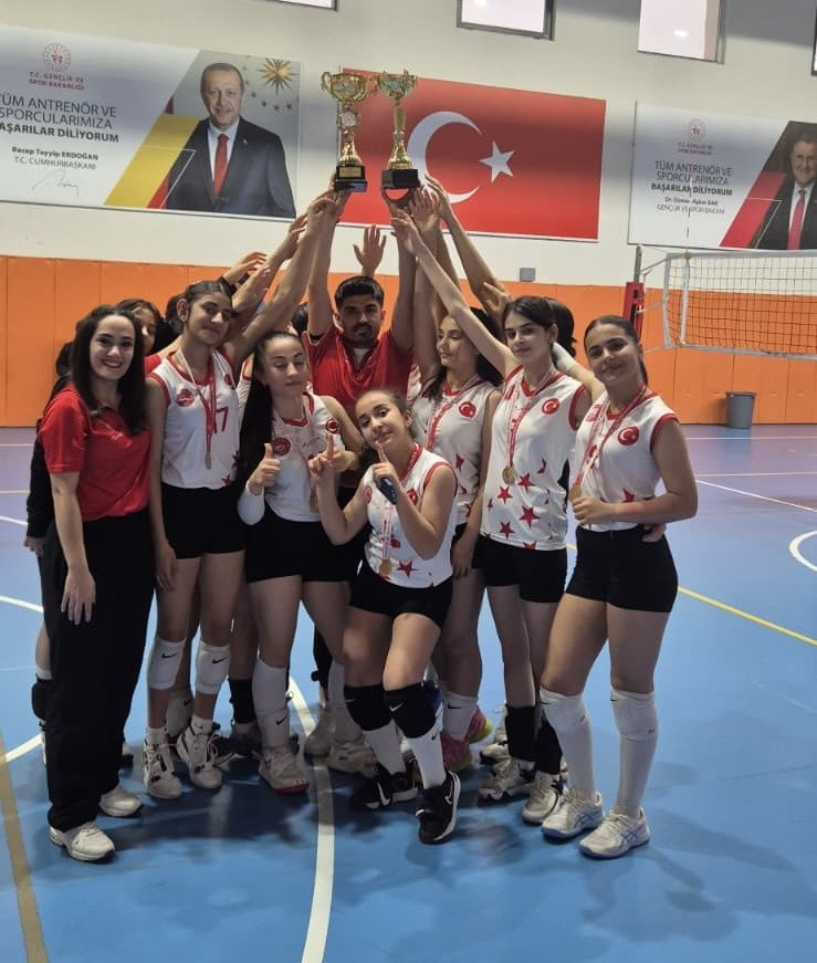 Tut Gençlik Spor Kulübü kızları voleybolda çifte il şampiyonluğu kazandı
