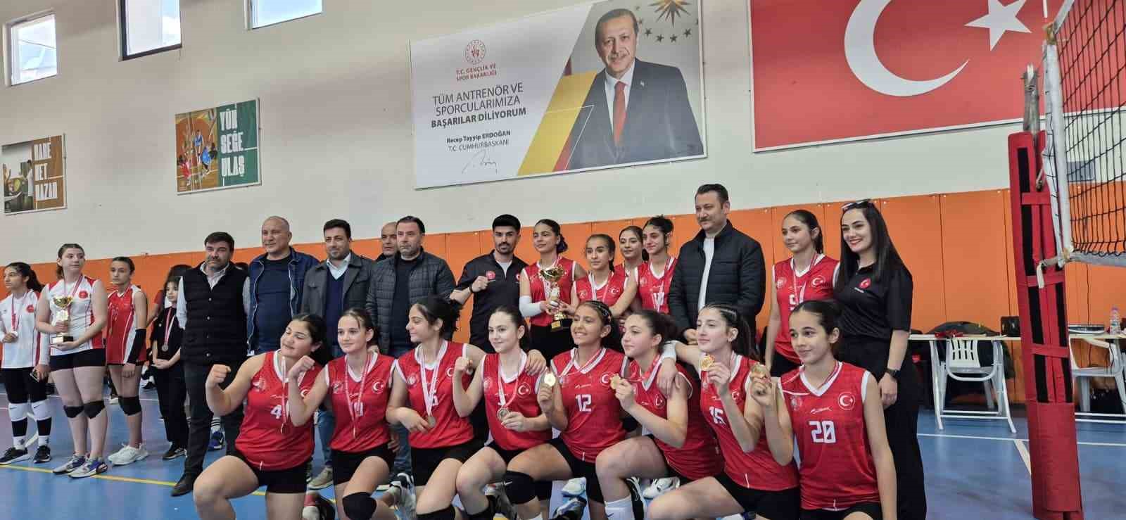 Tut Küçük Kızlar Voleybol Takımı Adıyaman il birincisi oldu
