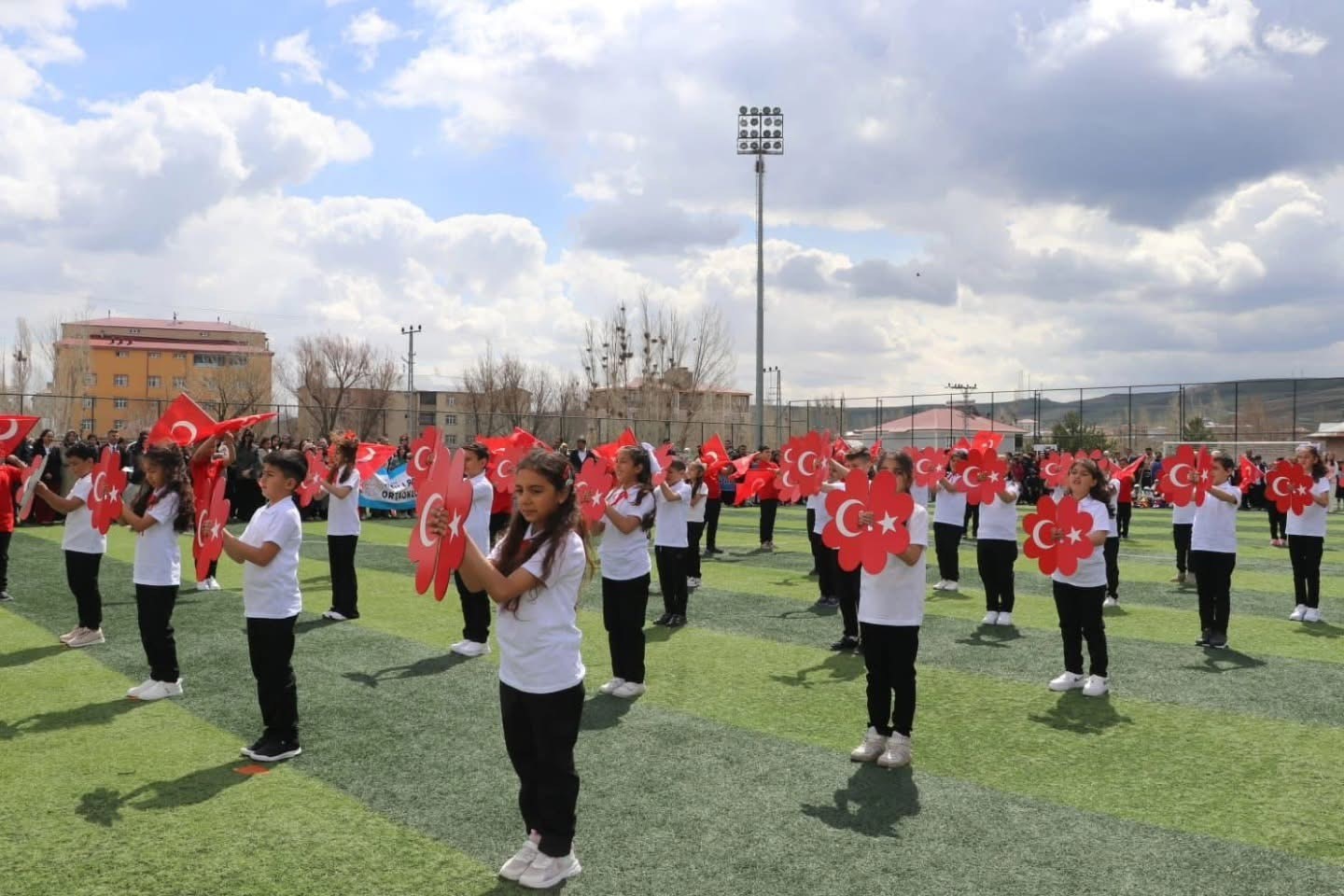 Tutak’ta 23 Nisan Çocuk bayramı coşkuyla kutlandı

