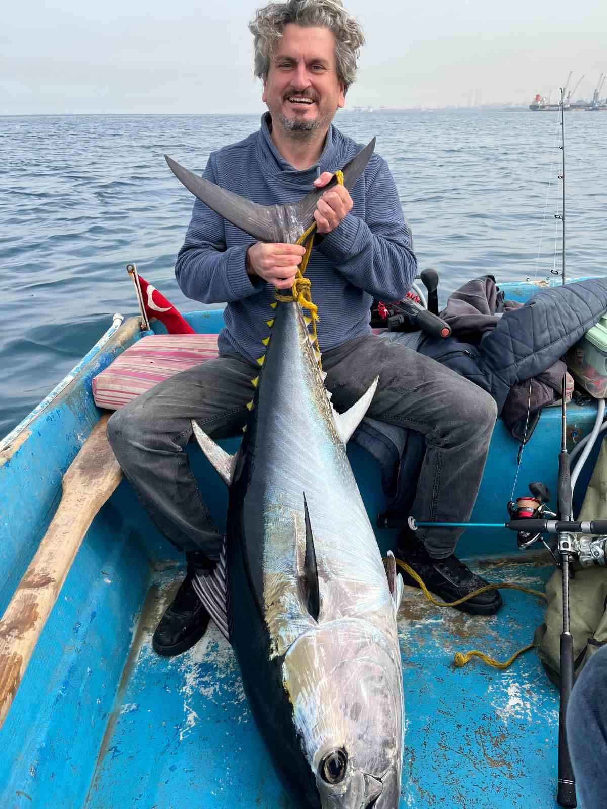Tuttuğu devasa balıkla sevinç yaşayan öğretmenin mutluluğu yazılan cezayla yarıda kaldı
