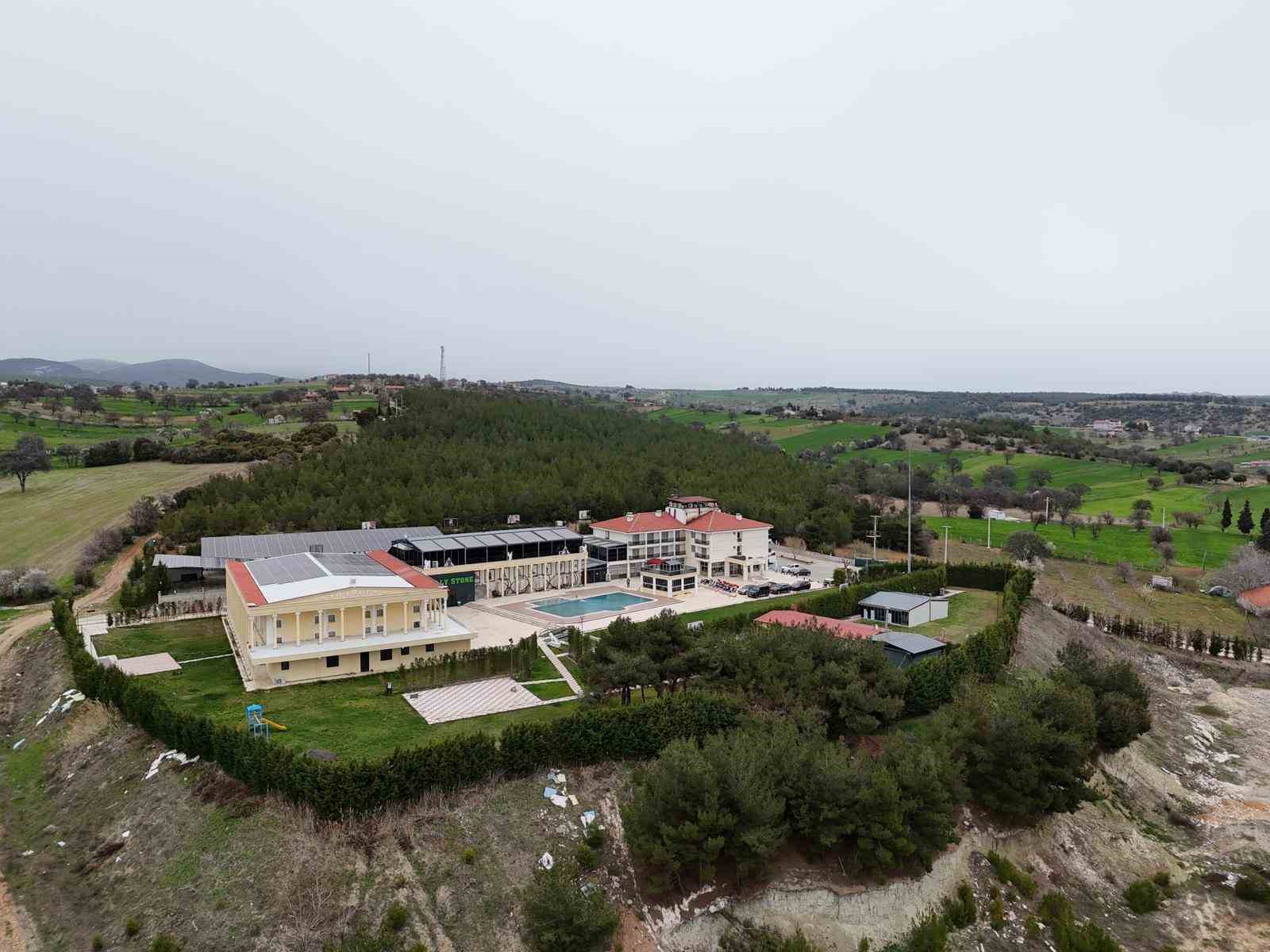 Tutuklu Başkan Yalım’ın sevgilisine aldığı milyonluk otomobil ve diğer araçlar, kayyım atanan otele getirildi
