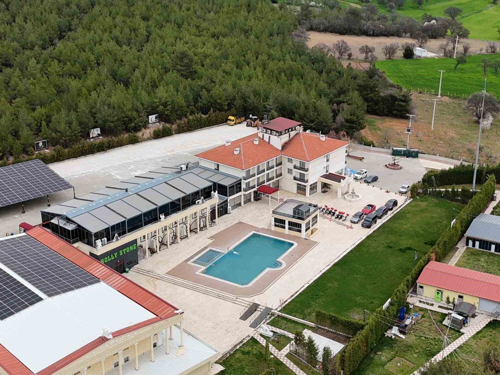 Tutuklu Başkan Yalım’ın sevgilisine aldığı milyonluk otomobil ve diğer araçlar, kayyım atanan otele getirildi
