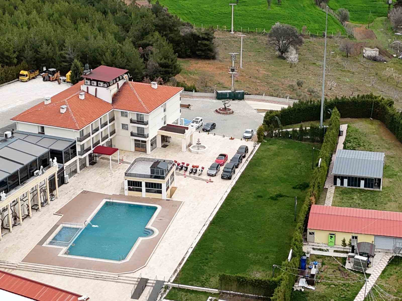 Tutuklu Başkan Yalım’ın sevgilisine aldığı milyonluk otomobil ve diğer araçlar, kayyım atanan otele getirildi
