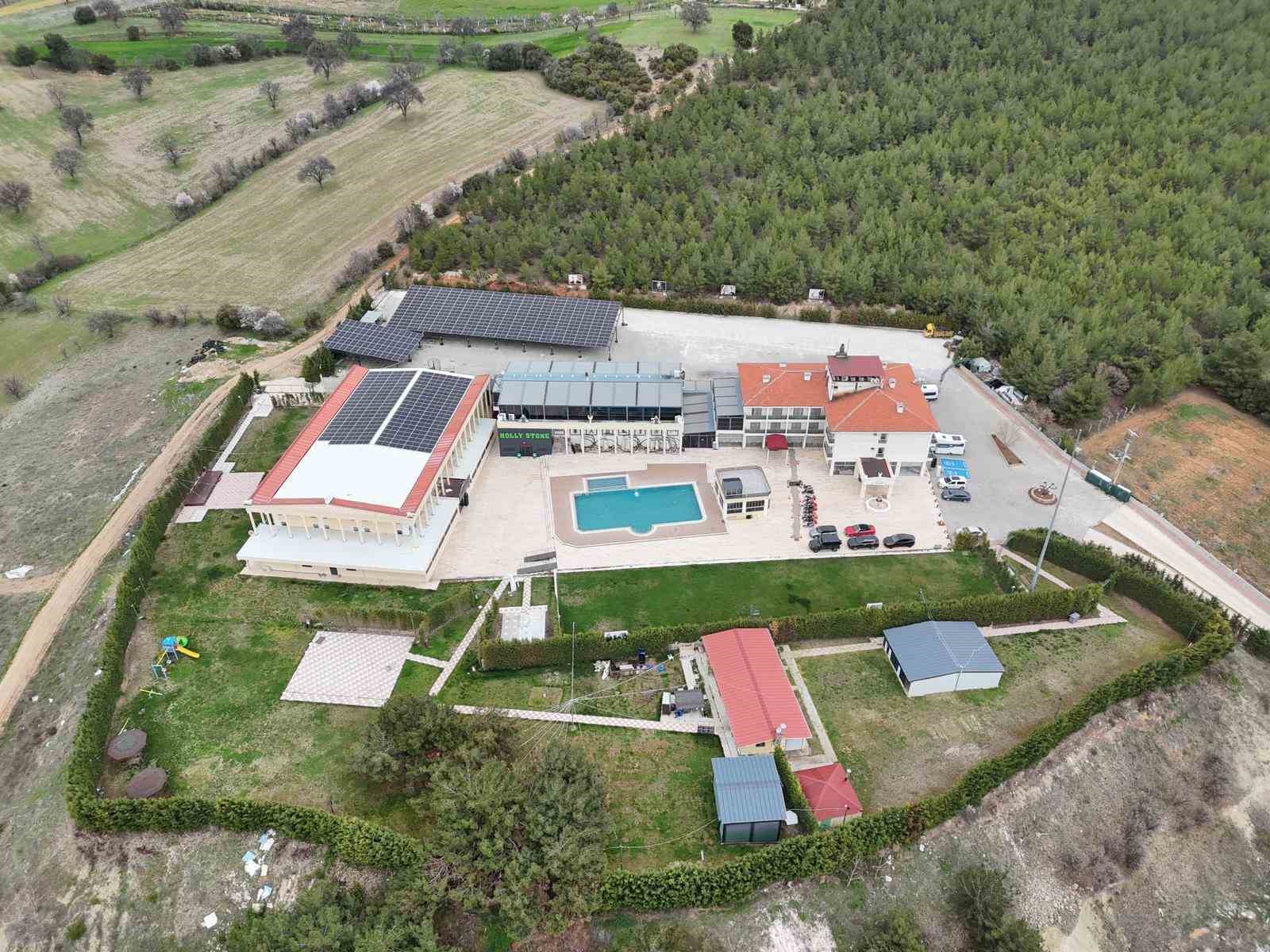 Tutuklu Başkan Yalım’ın sevgilisine aldığı milyonluk otomobil ve diğer araçlar, kayyım atanan otele getirildi
