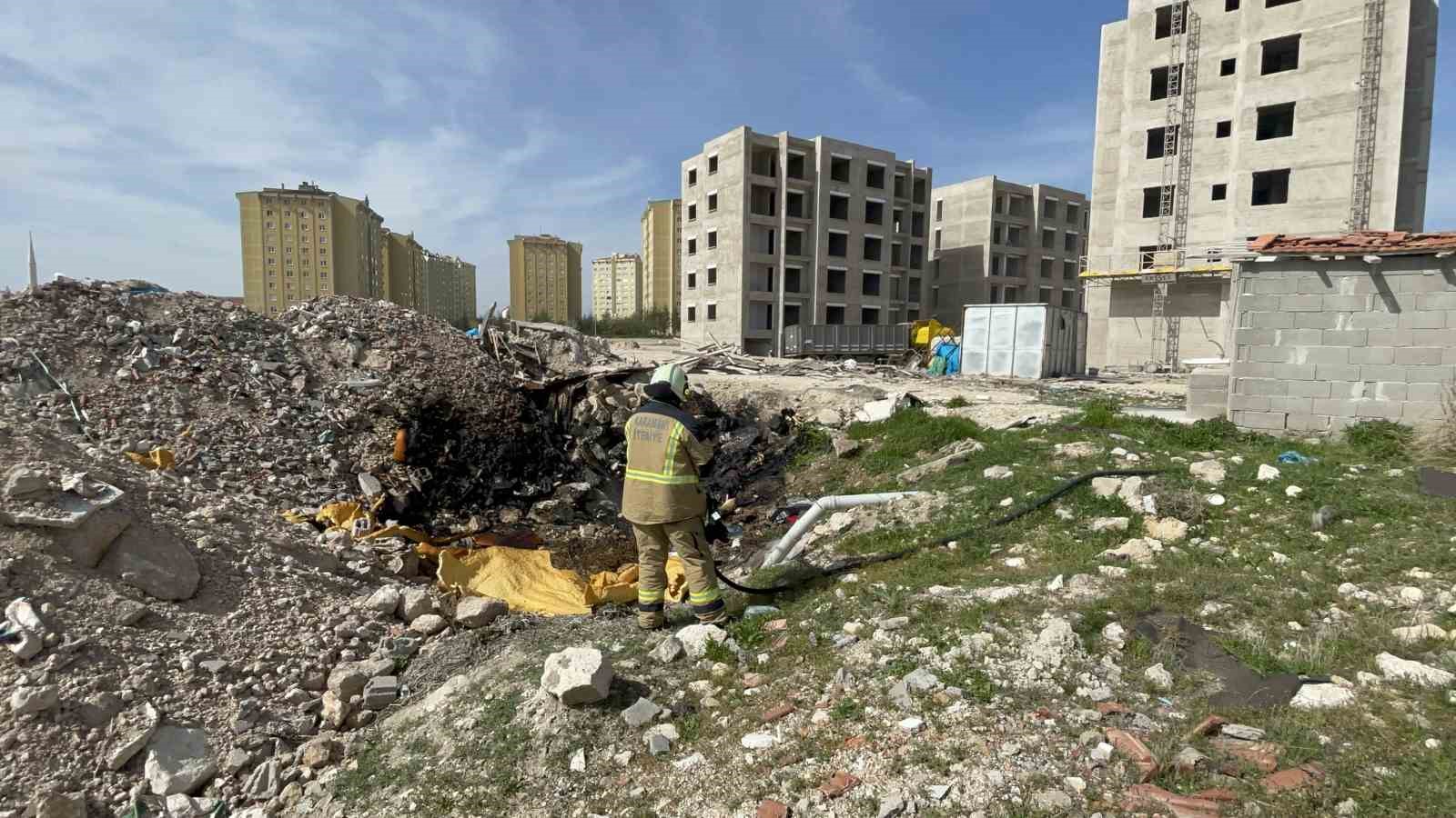 Tutuşan atık malzemeler itfaiye ekiplerince söndürüldü
