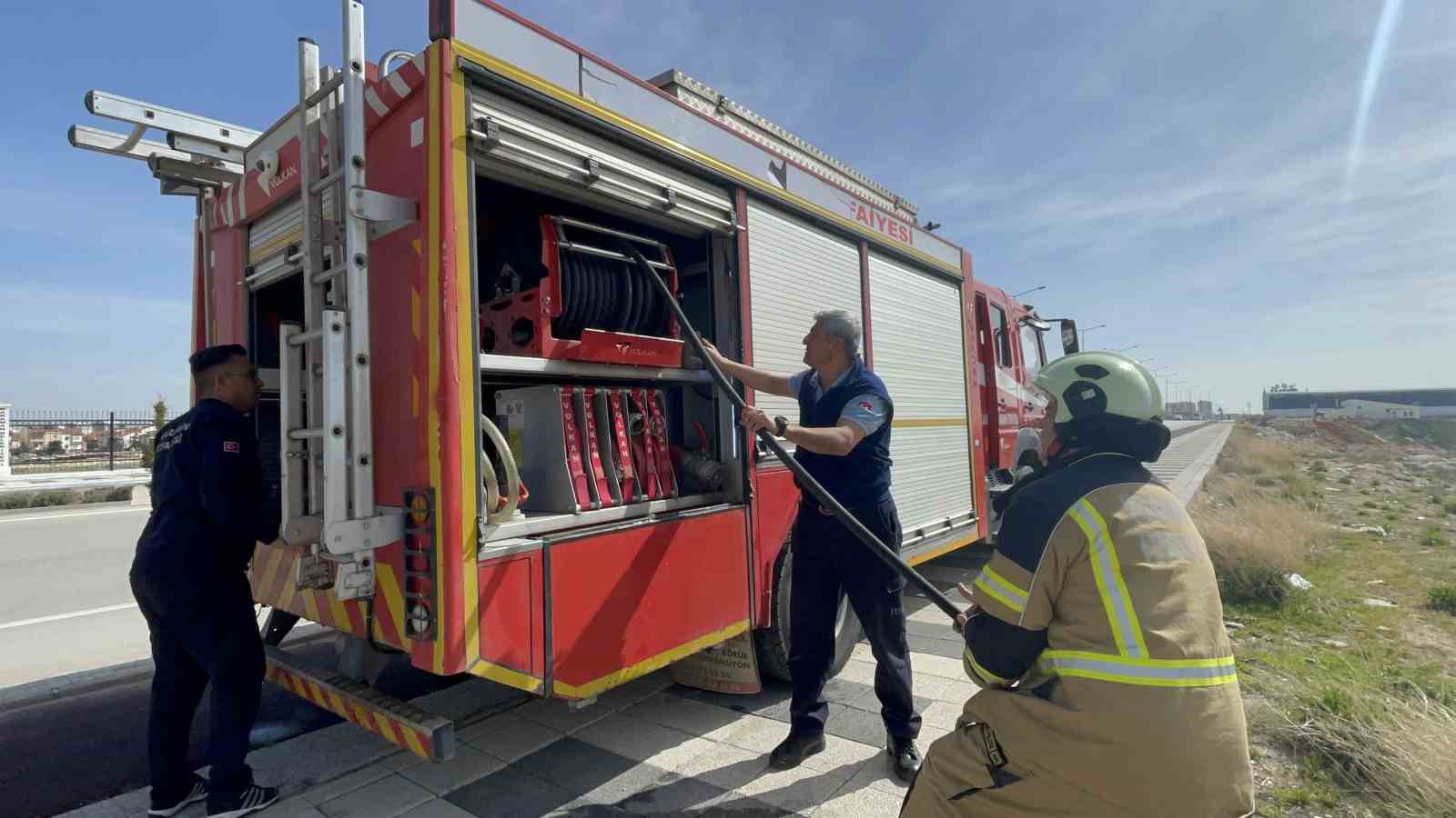 Tutuşan atık malzemeler itfaiye ekiplerince söndürüldü
