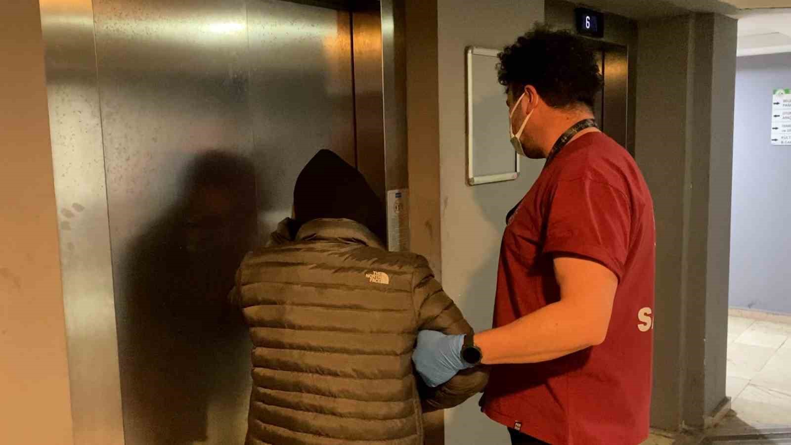 Tuvalette hareketsiz bulundu, uyuduğu ortaya çıktı
