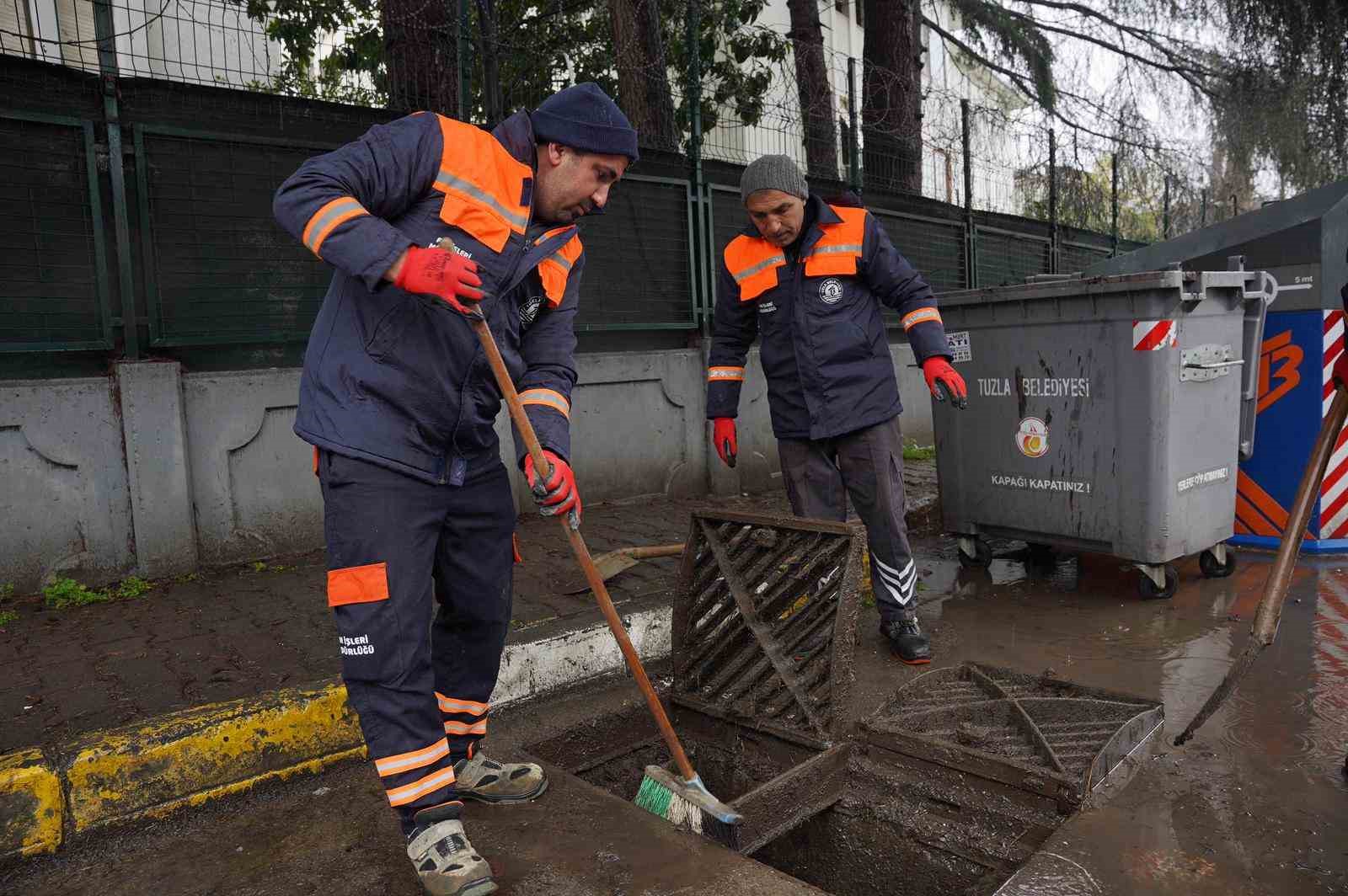 Tuzla Belediyesi yağışa karşı sahada: 100 personel ve 40 araçla kesintisiz müdahale
