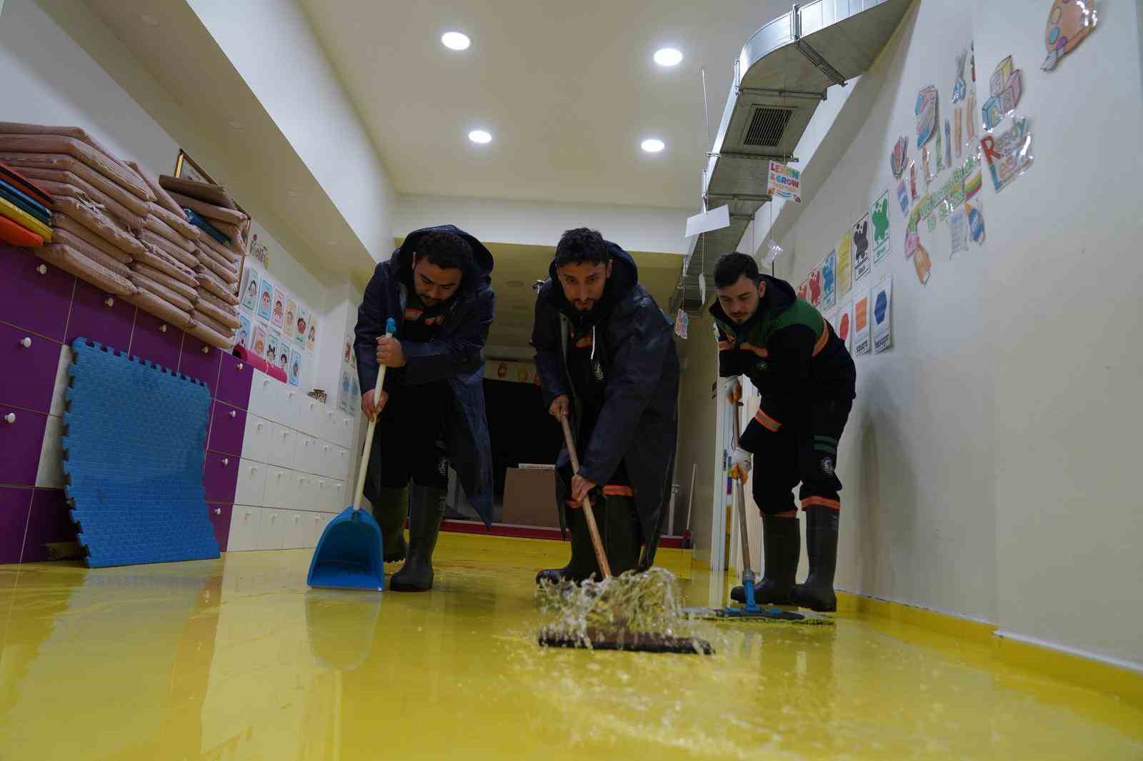 Tuzla Belediyesi yağışa karşı sahada: 100 personel ve 40 araçla kesintisiz müdahale
