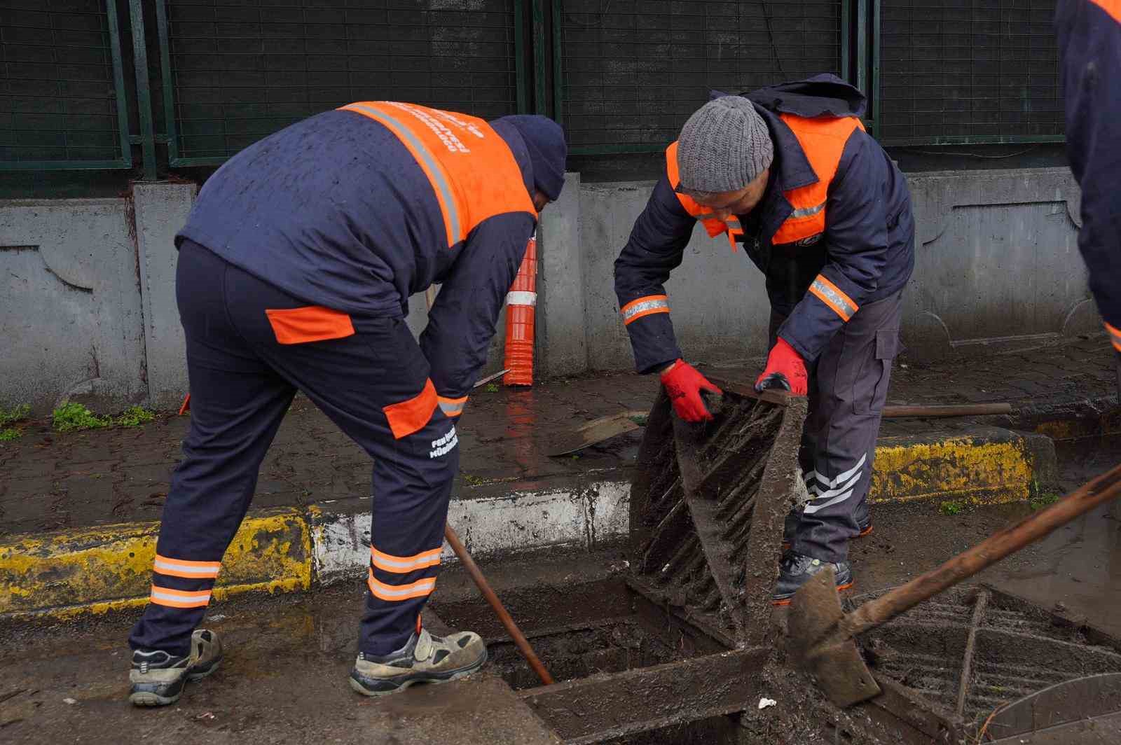 Tuzla Belediyesi yağışa karşı sahada: 100 personel ve 40 araçla kesintisiz müdahale
