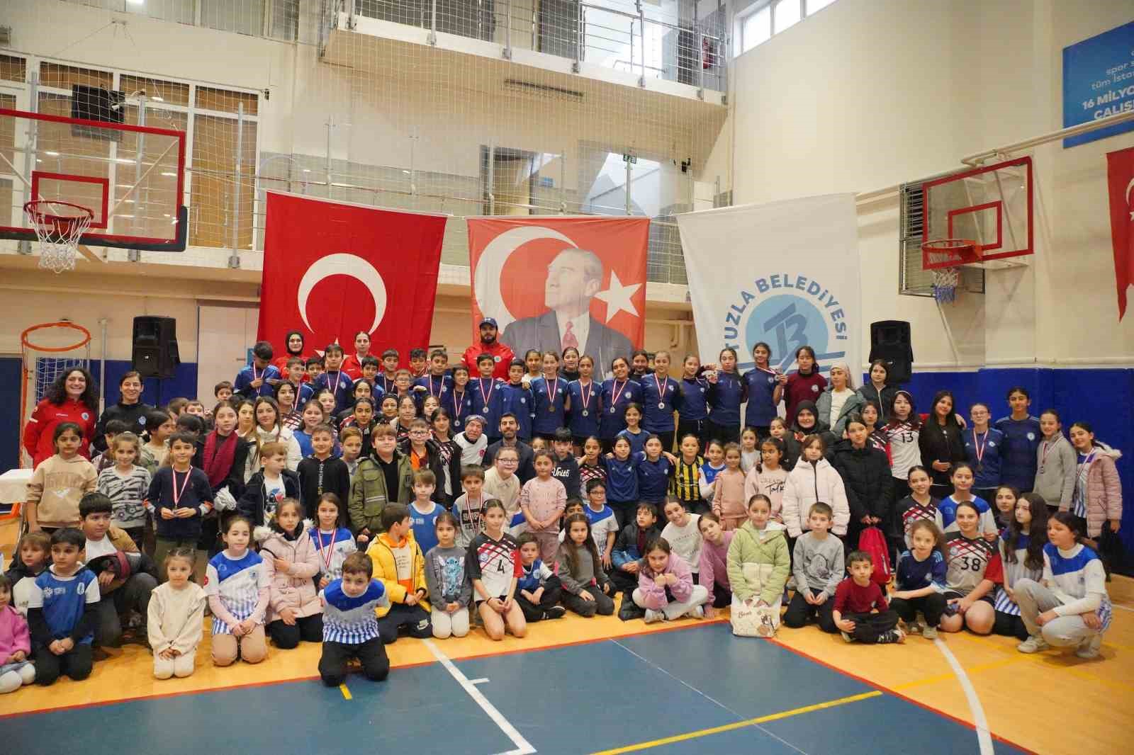 Tuzla’da ara tatil spor şenliği coşkuyla gerçekleşti, kazanan dostluk oldu
Tuzla’da ara tatil spor şenliği coşkuyla gerçekleşti, kazanan dostluk oldu