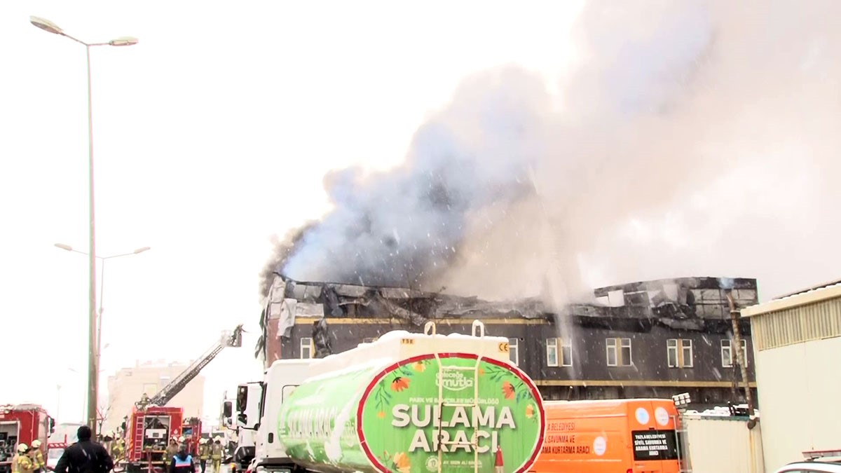 Tuzla’da çakmak fabrikasında çıkan yangın paniğe neden oldu
