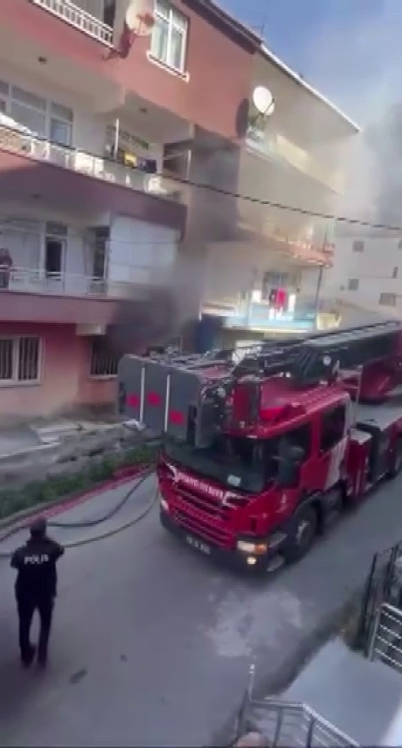 Tuzla’da giriş katında yangın paniği: Ev kullanılamaz hale geldi
