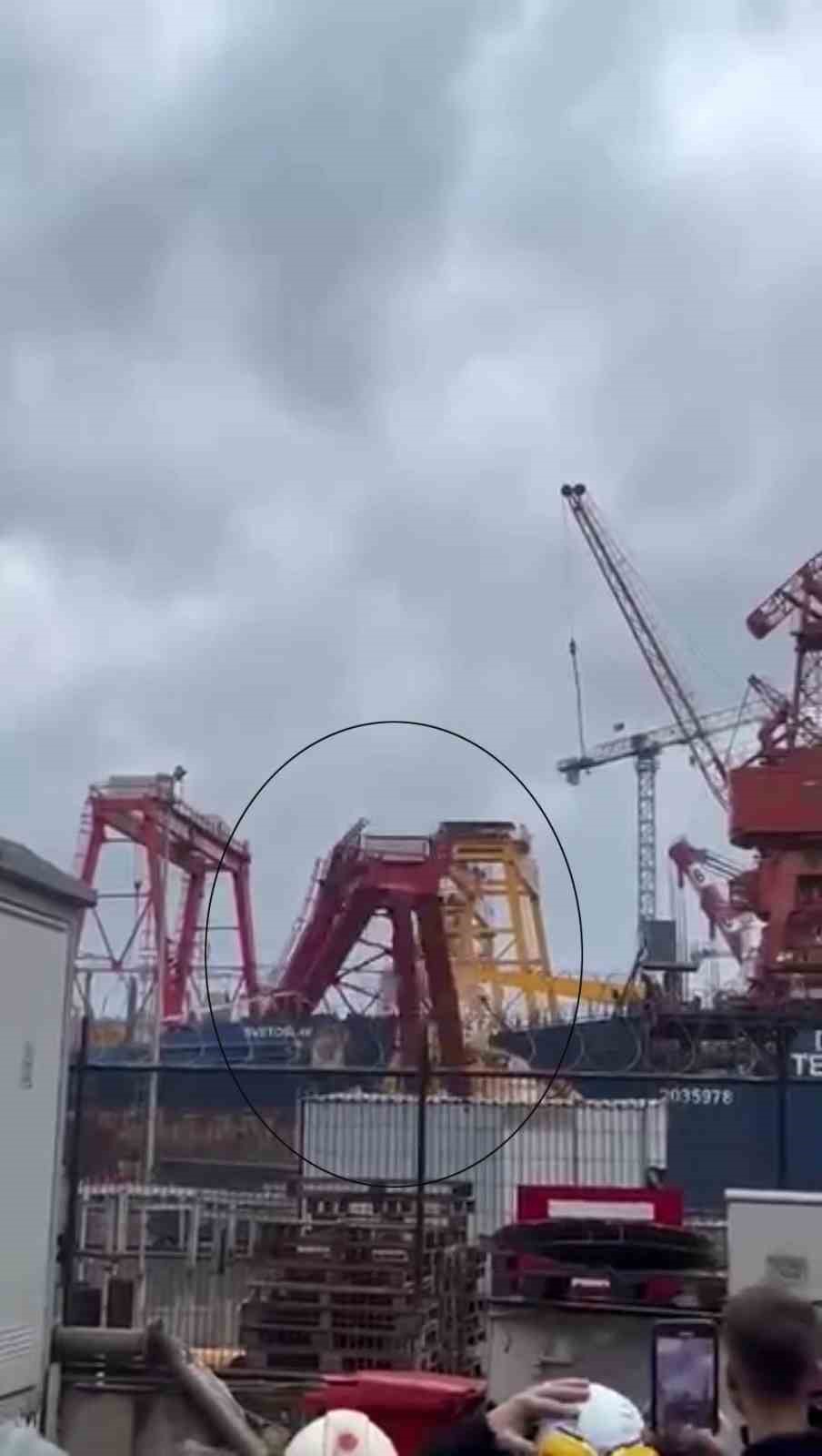 Tuzla’da kule vinç rüzgarın etkisiyle devrildi
