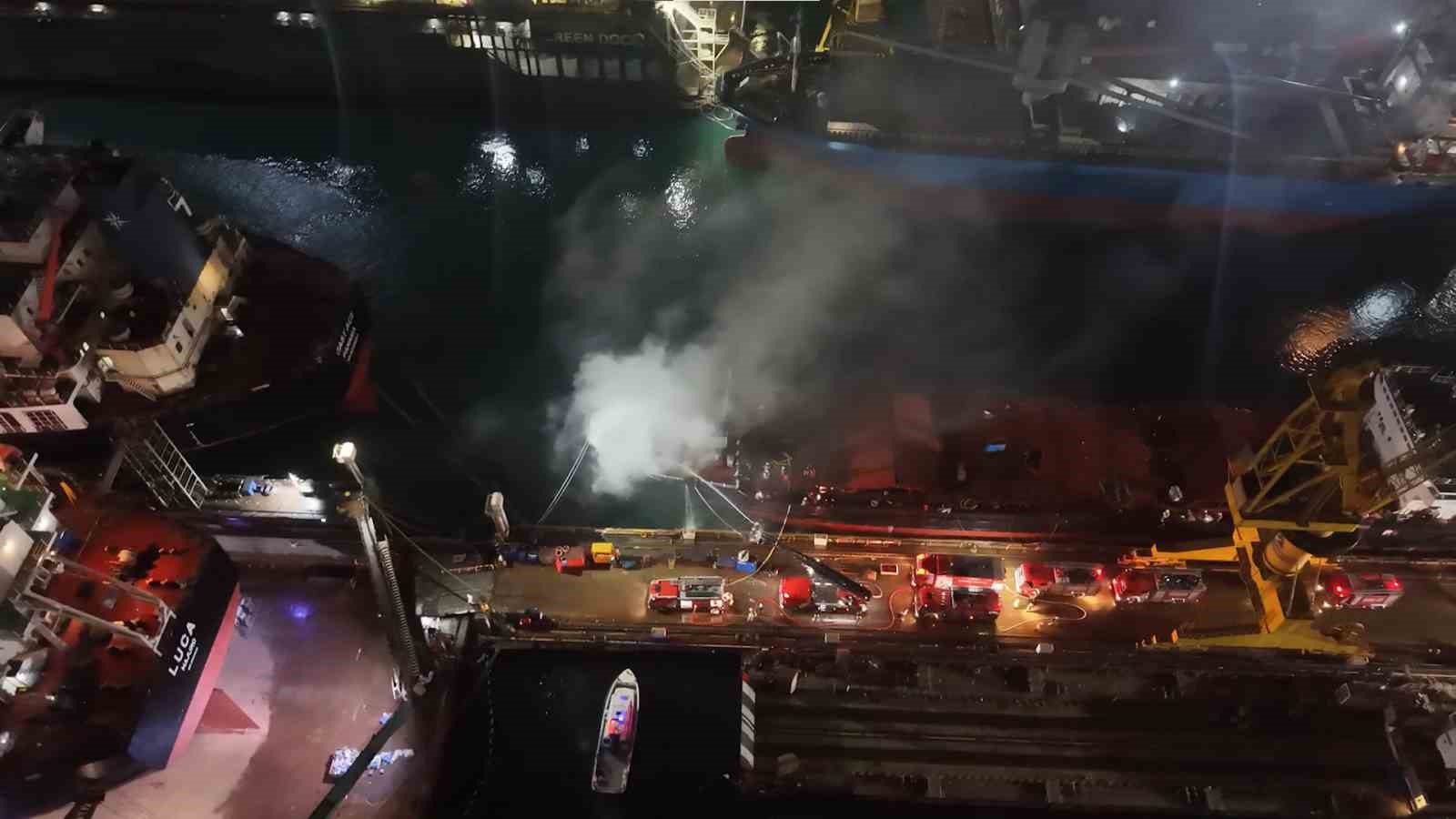 Tuzla’da kuru yük gemisinde yangın: Çok sayıda ekip sevk edildi
