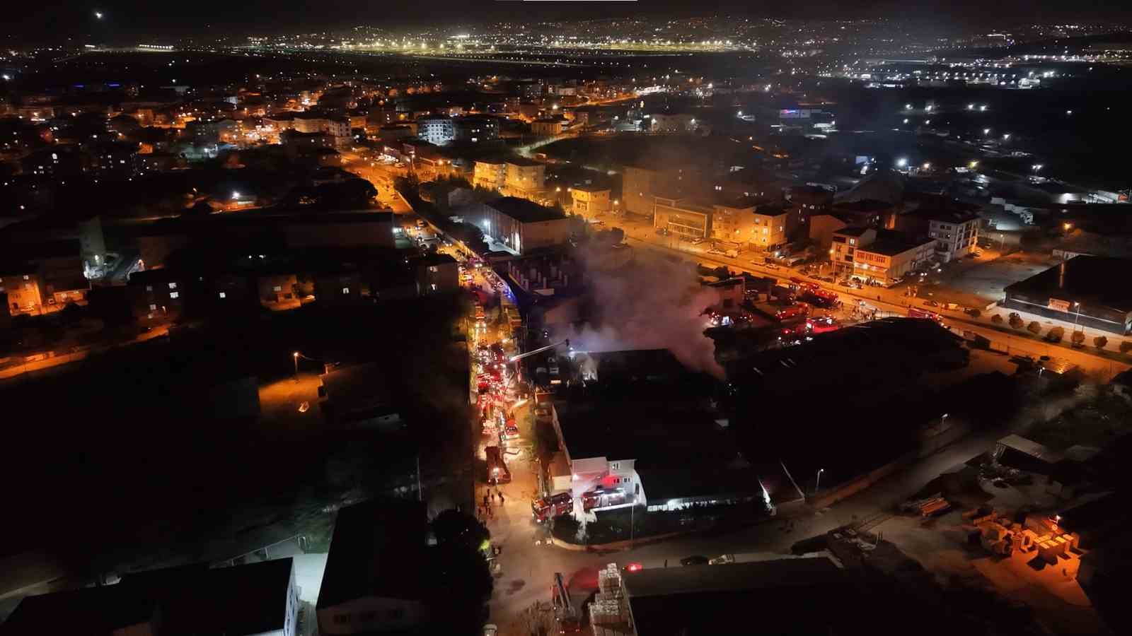 Tuzla’da polyester fabrikasında yangın: Ekipler seferber oldu
