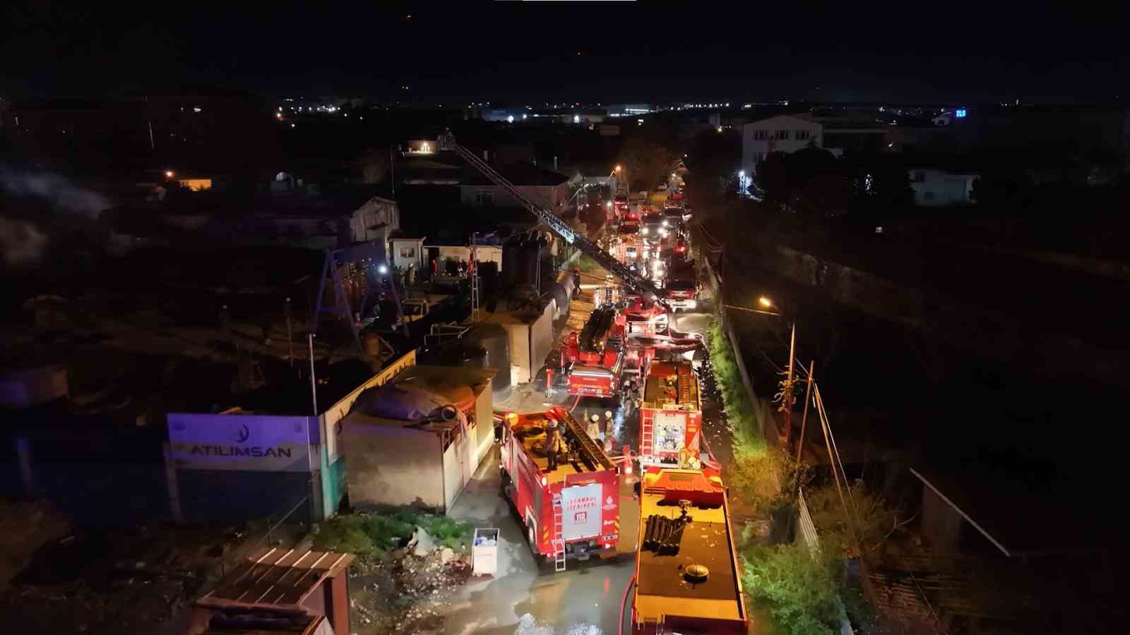 Tuzla’da polyester fabrikasında yangın: Ekipler seferber oldu
