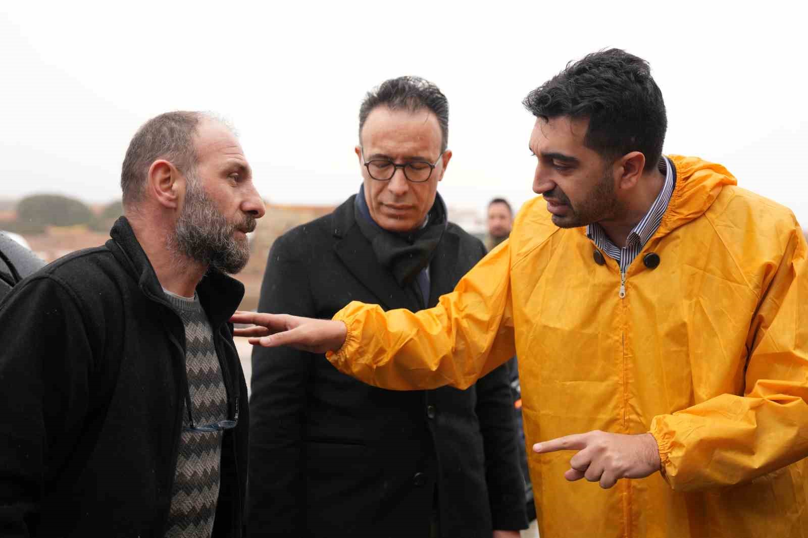 Tuzla’da sağanak sonrası yaralar sarıldı: Yağıştan etkilenen vatandaşların mağduriyeti giderildi
Tuzla’da sağanak sonrası yaralar sarıldı: Yağıştan etkilenen vatandaşların mağduriyeti giderildi