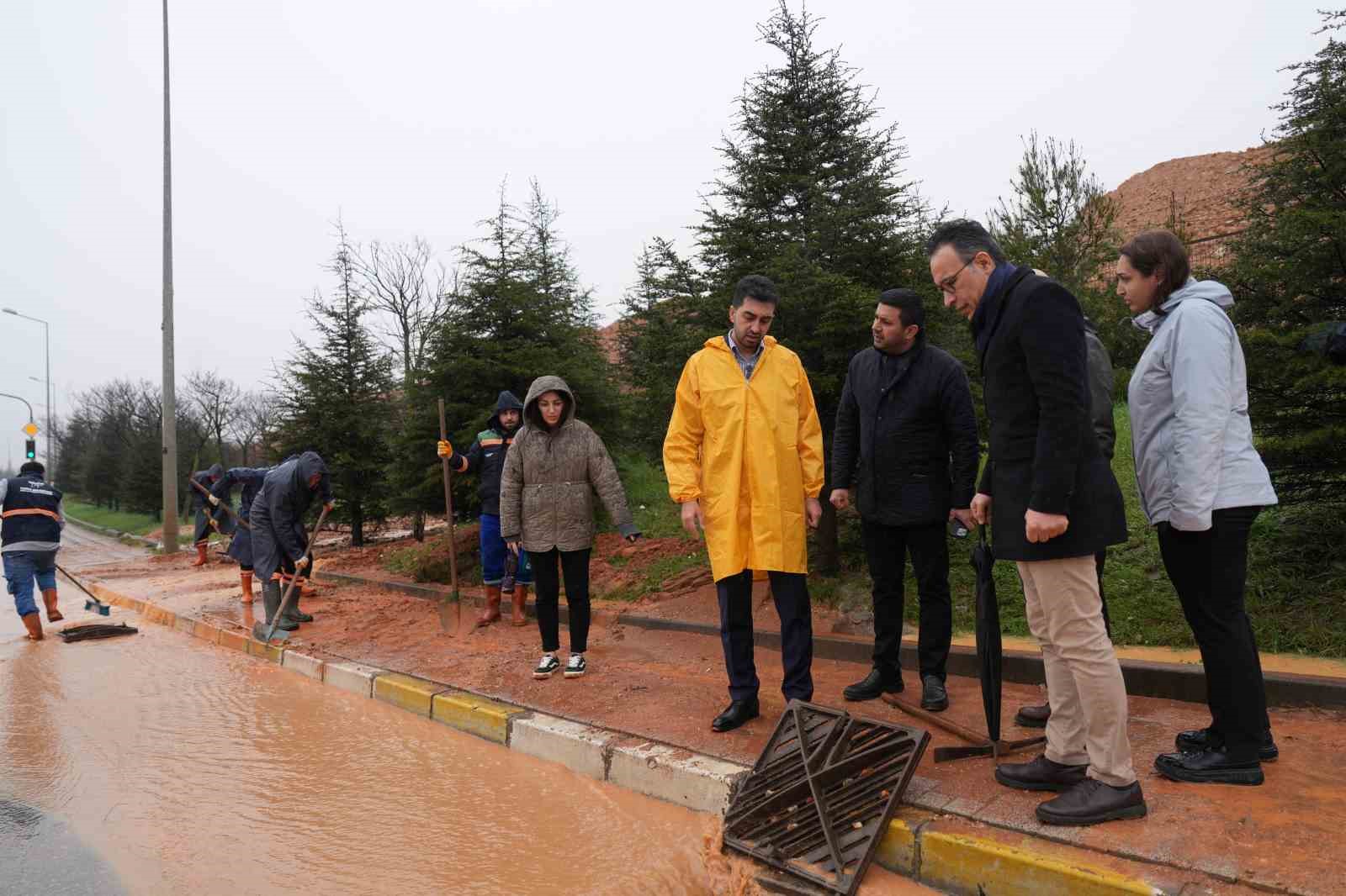 Tuzla’da sağanak sonrası yaralar sarıldı: Yağıştan etkilenen vatandaşların mağduriyeti giderildi
Tuzla’da sağanak sonrası yaralar sarıldı: Yağıştan etkilenen vatandaşların mağduriyeti giderildi