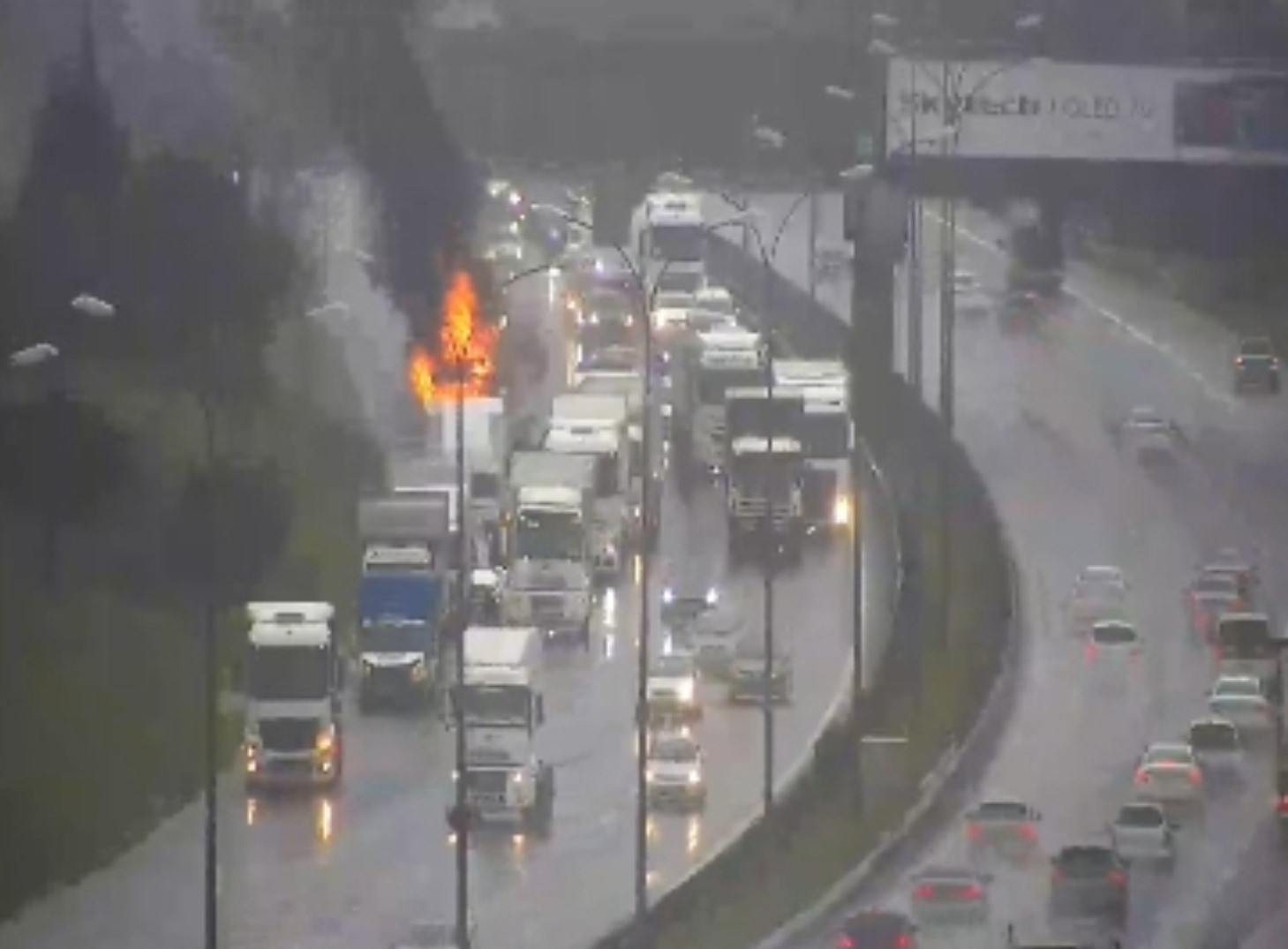 Tuzla’da seyir halindeki tır alevlere teslim oldu
