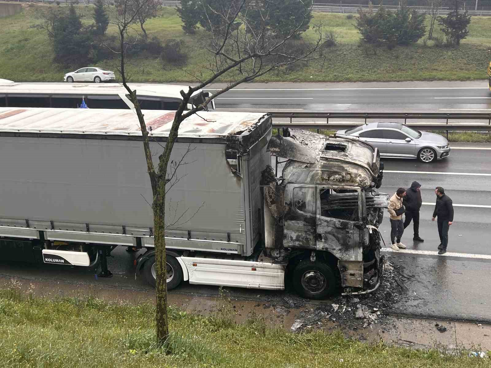 Tuzla’da seyir halindeki tır alevlere teslim oldu
