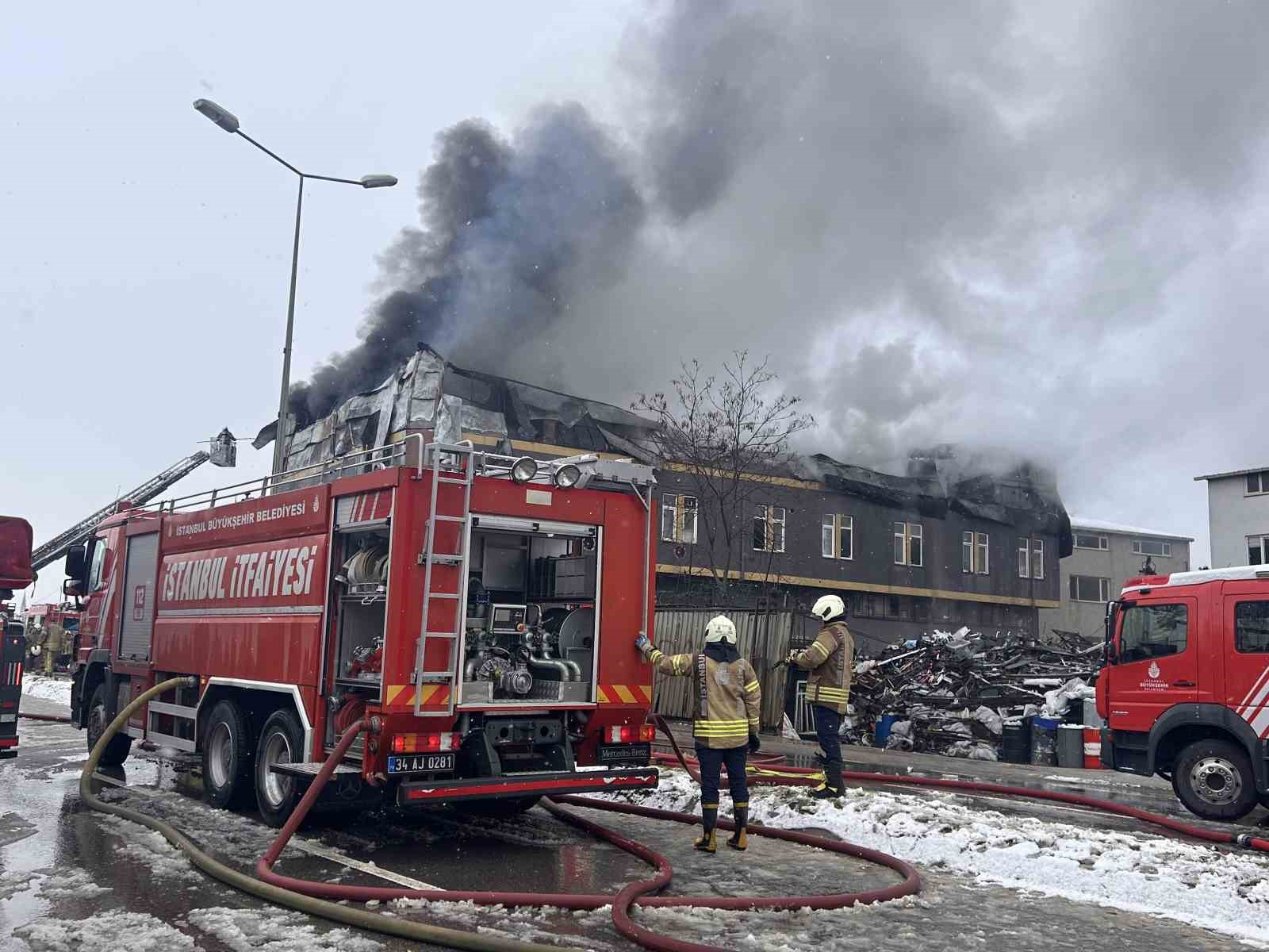 Tuzla’daki çakmak fabrikasında çıkan yangın kontrol altına alındı
