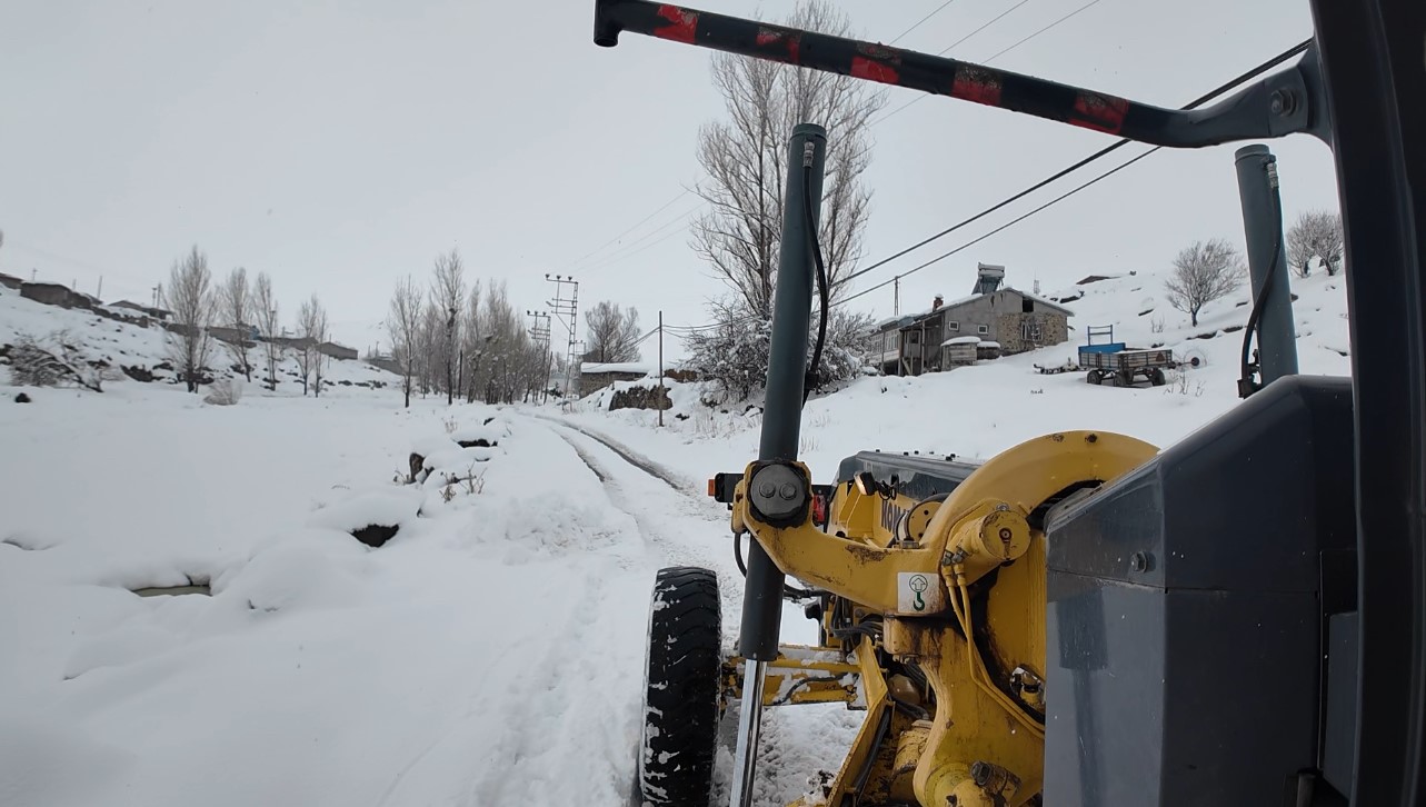 Tuzluca’da kar 32 köy yolunu kapattı, 22 köy yolu ulaşıma açıldı
