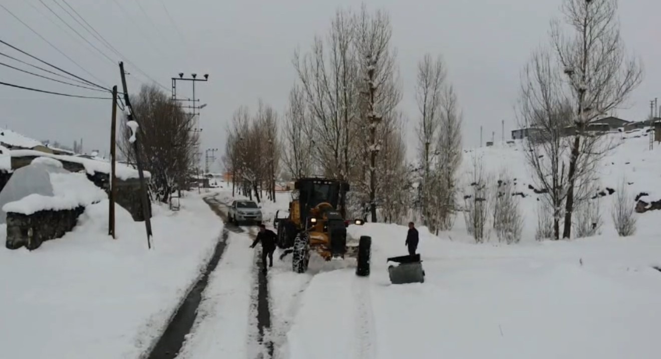 Tuzluca’da kar 32 köy yolunu kapattı, 22 köy yolu ulaşıma açıldı
