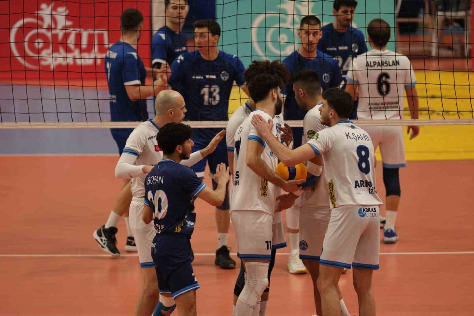 TVF Erkekler Voleybol 1. Ligi Yarı Finali: Kocaeli Büyükşehir Belediye Kağıtspor: 4 - Arkasspor: 1
