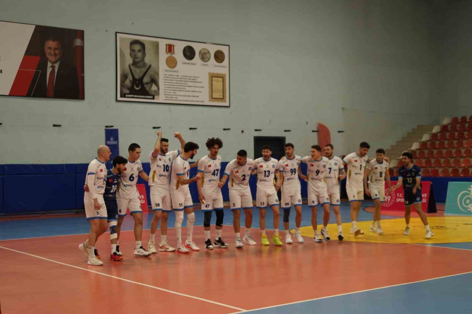 TVF Erkekler Voleybol 1. Ligi Yarı Finali: Kocaeli Büyükşehir Belediye Kağıtspor: 4 - Arkasspor: 1
