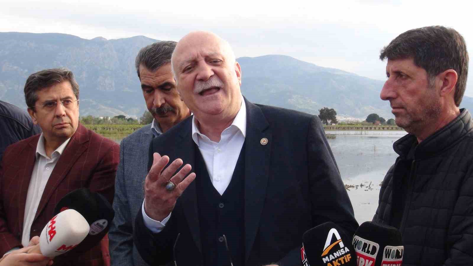 TZOB Genel Başkanı Bayraktar, Manisa’da su altında kalan tarım arazilerini inceledi, destek çağrısı yaptı
