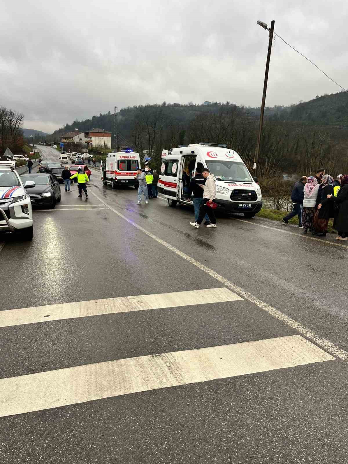 Üç araç birbirine girdi; 1’i şarampole yuvarlandı
