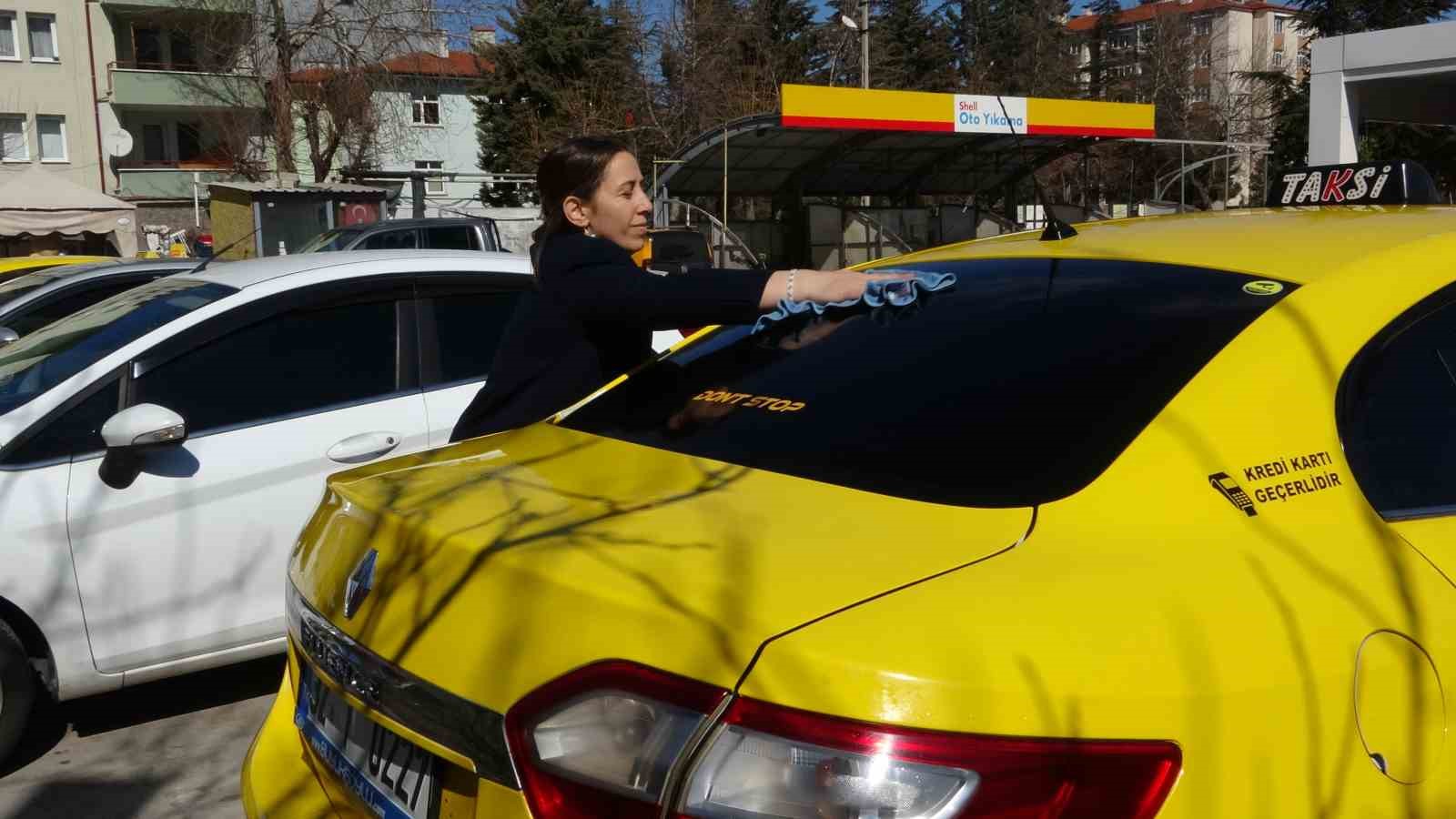 Üç çocuk annesi, taksi şoförlüğüyle hem ailesinin geçimine katkı sağlıyor hem de kadınlara örnek oluyor
