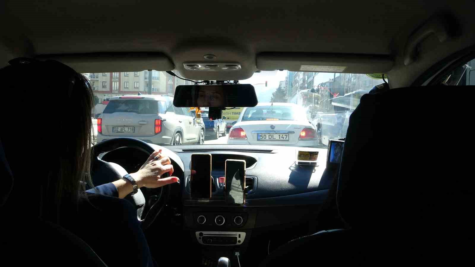 Üç çocuk annesi, taksi şoförlüğüyle hem ailesinin geçimine katkı sağlıyor hem de kadınlara örnek oluyor
