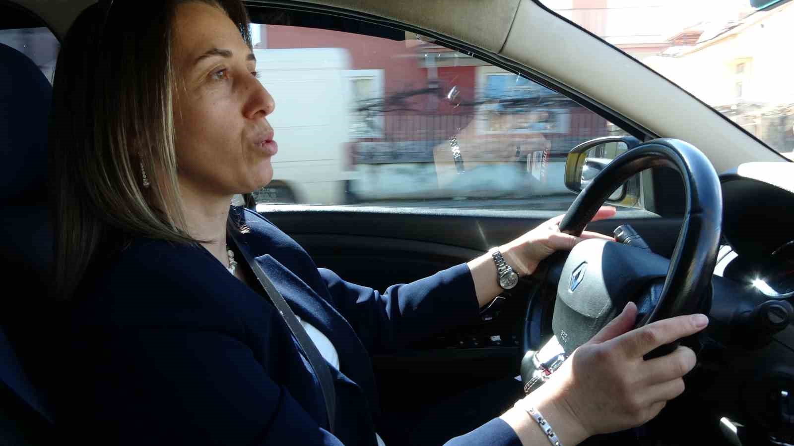Üç çocuk annesi, taksi şoförlüğüyle hem ailesinin geçimine katkı sağlıyor hem de kadınlara örnek oluyor
