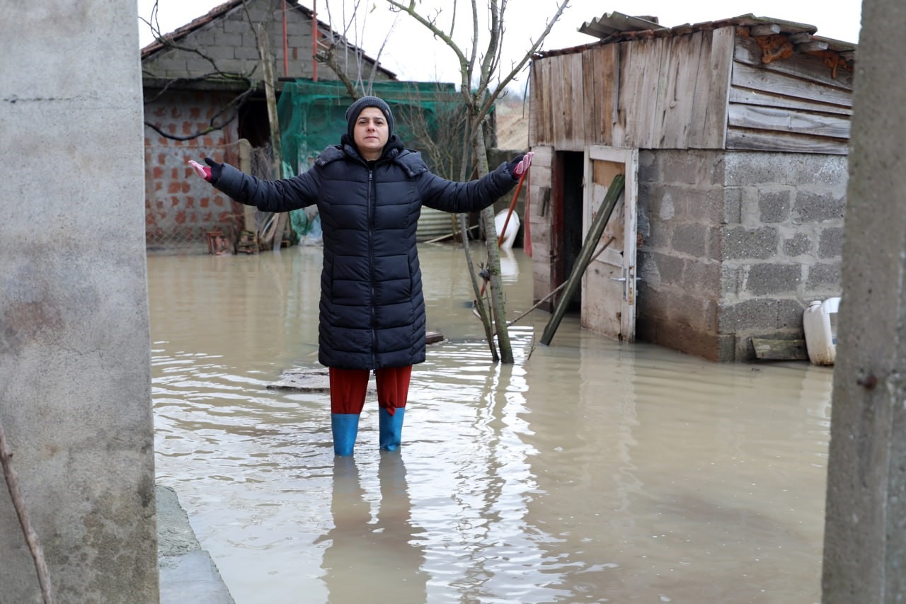 Üç günlük yağmur felakete döndü: Sakarya Karasu’da mahalle su altında kaldı
Üç günlük yağmur felakete döndü: Sakarya Karasu’da mahalle su altında kaldı