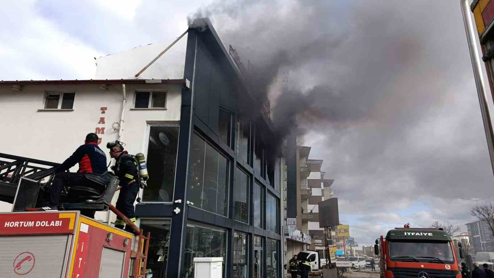 Üç katlı iş yerinde çıkan yangın paniğe neden oldu
